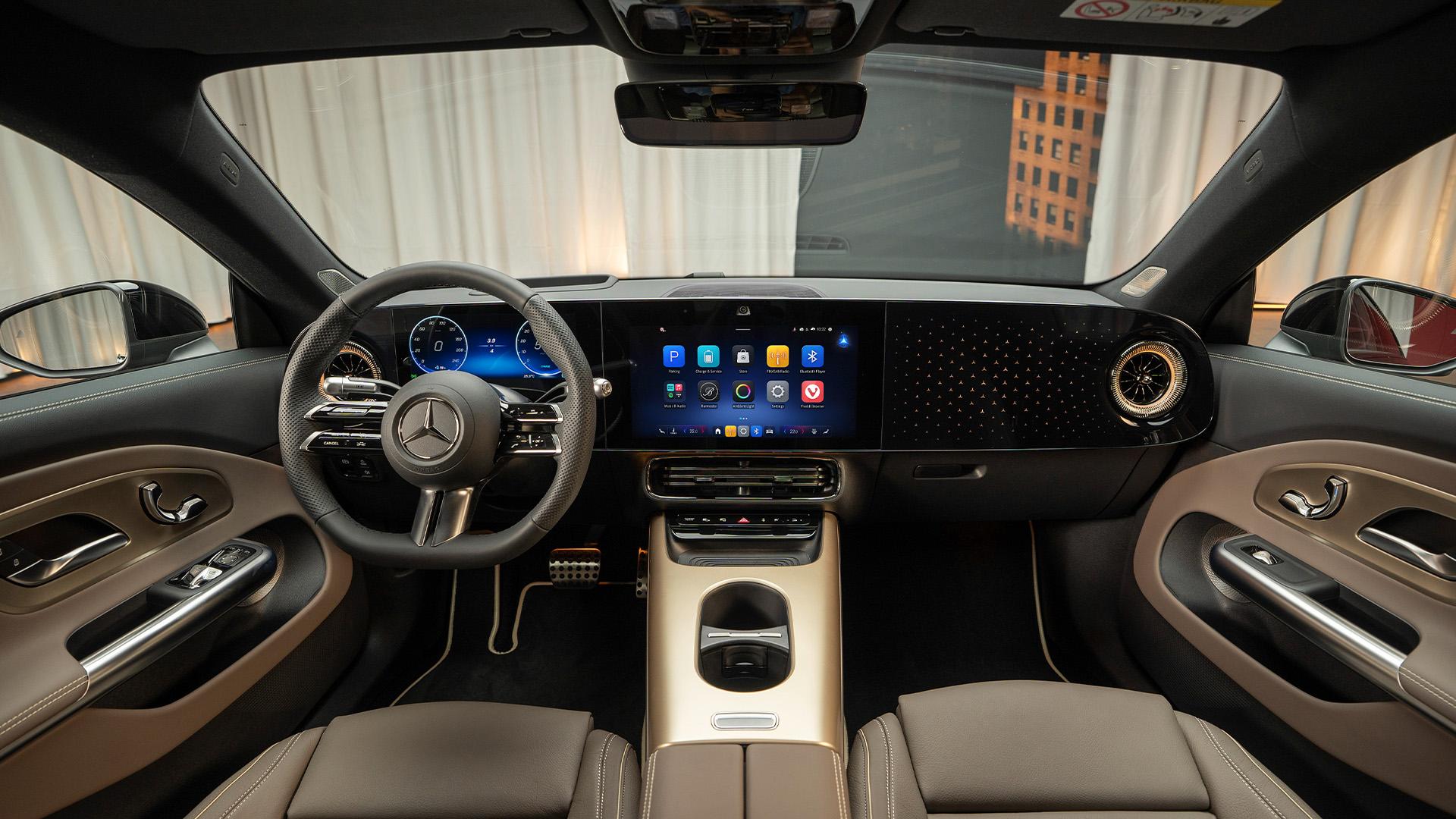 Mercedes CLA zwart (2025) interieur bruin dashboard