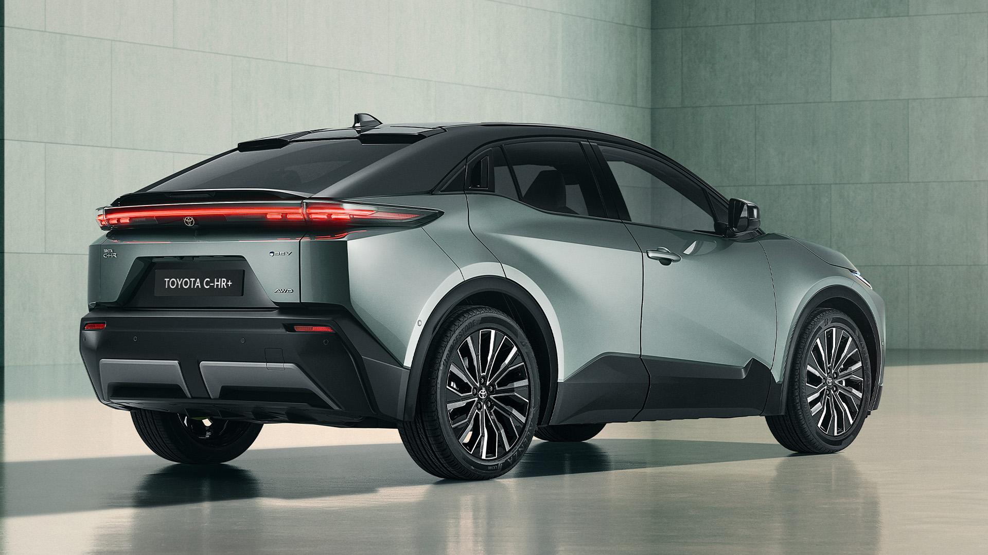 Toyota C-HR+ groengrijs (2025) zijkant rechts achter schuin