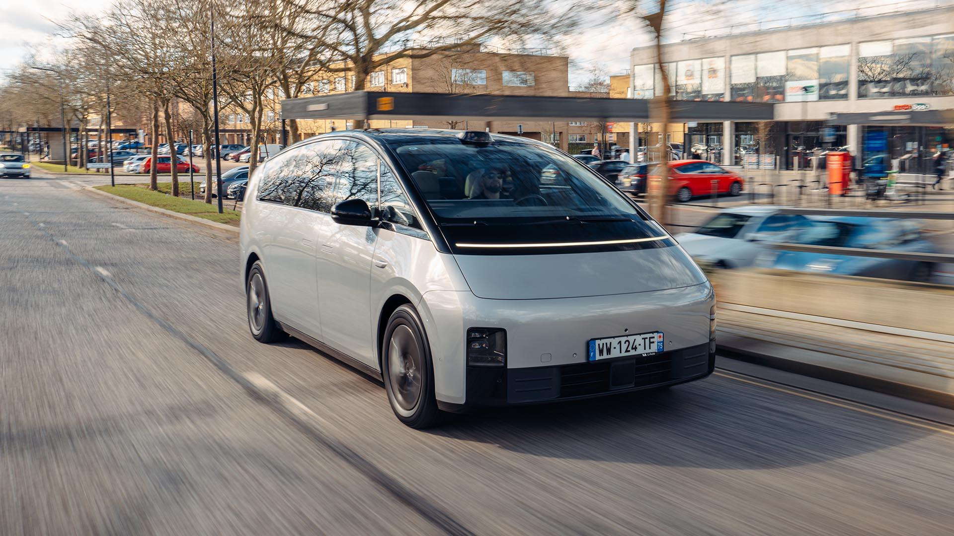 Li Auto Mega rijdend voorkant schuin rechts voor