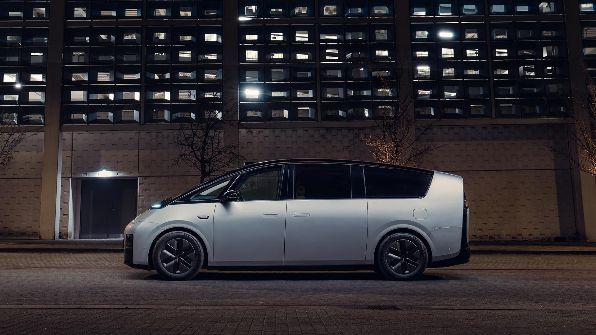 Li Auto Mega grijs zijkant links