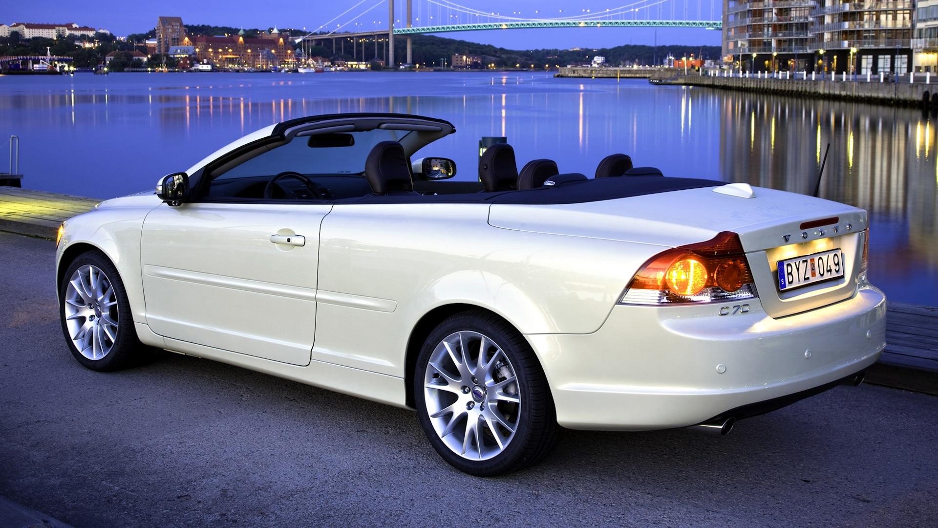 Volvo C70 T5 wit (2006) zijkant rechts schuin achter