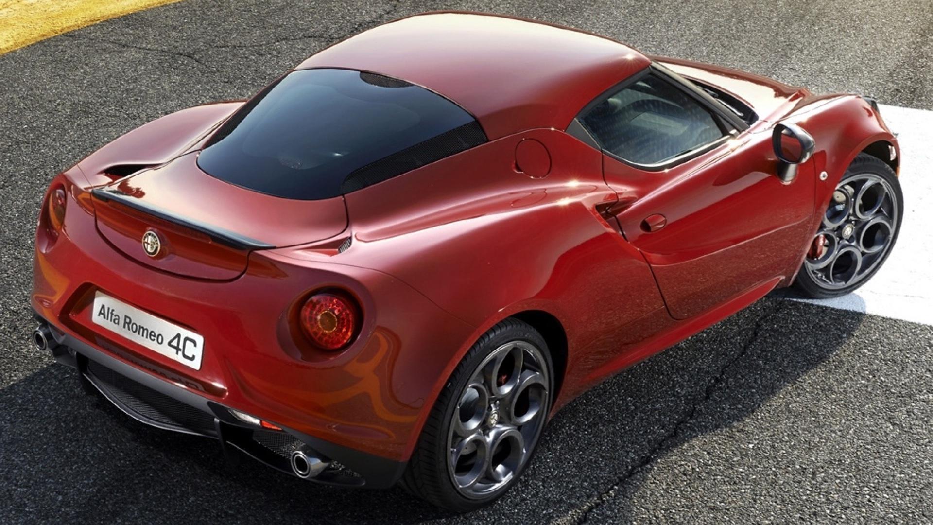 Alfa Romeo 4C rood (2013) zijkant rechts schuin hoog