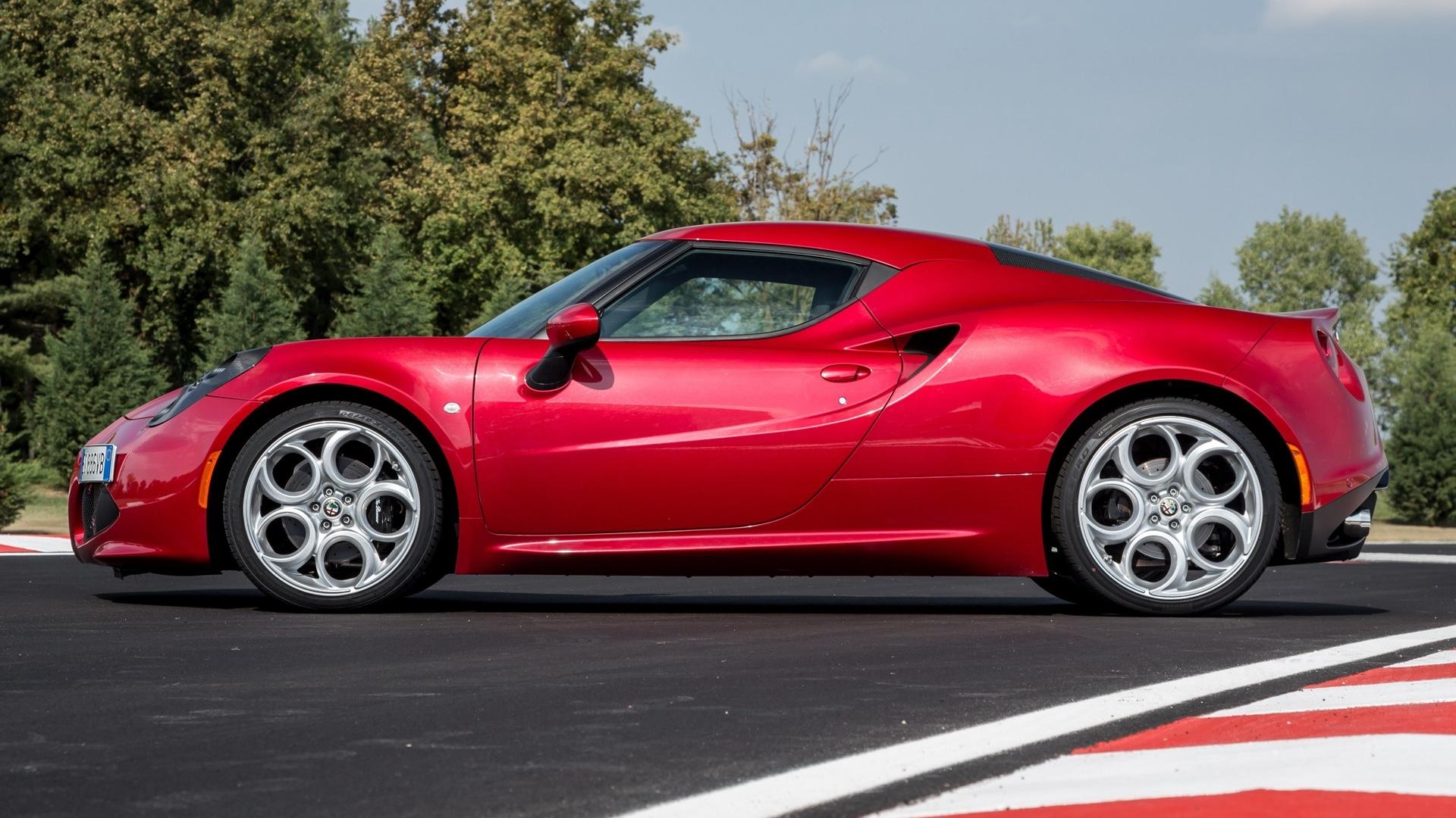Alfa Romeo 4C rood (2013) zijkant rechts