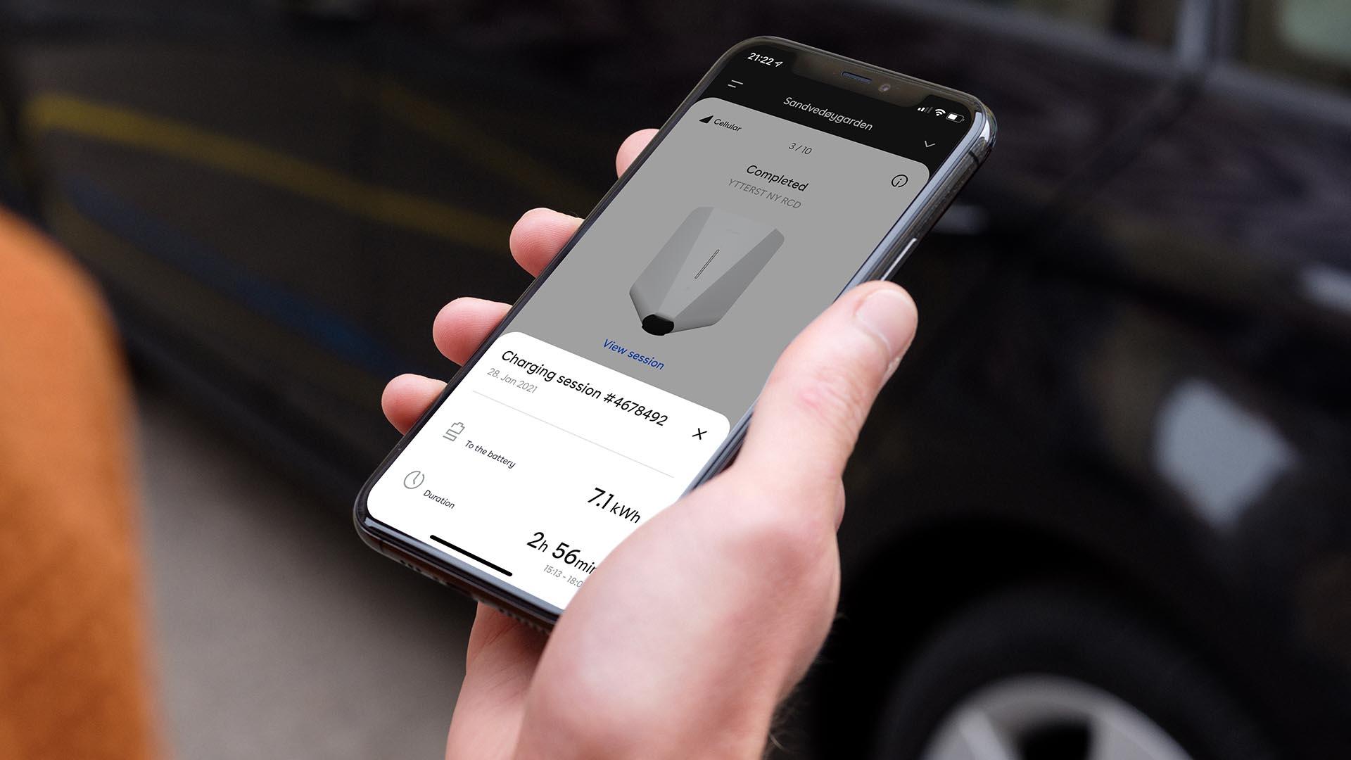 Easee Charge Max advertorial 2025: app op telefoon in hand