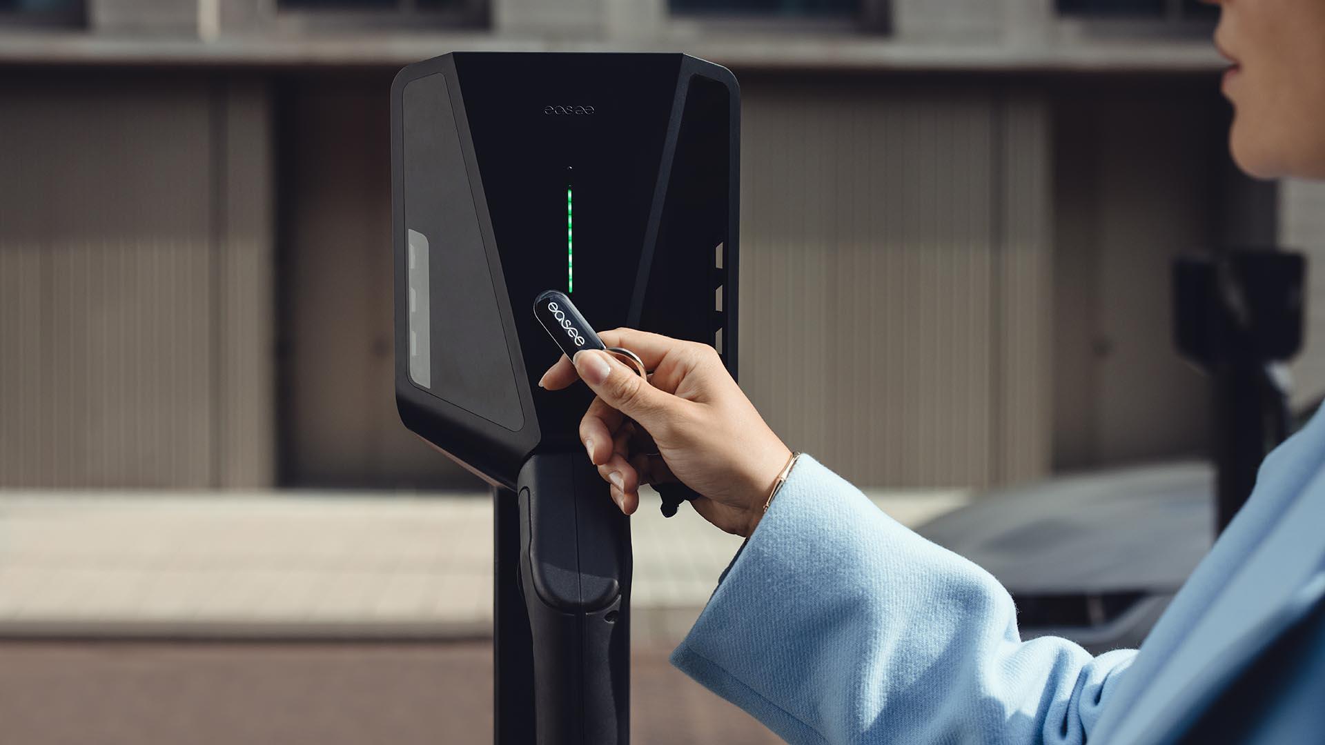 Easee Charge Max advertorial 2025: hand houdt sleutel voor lader