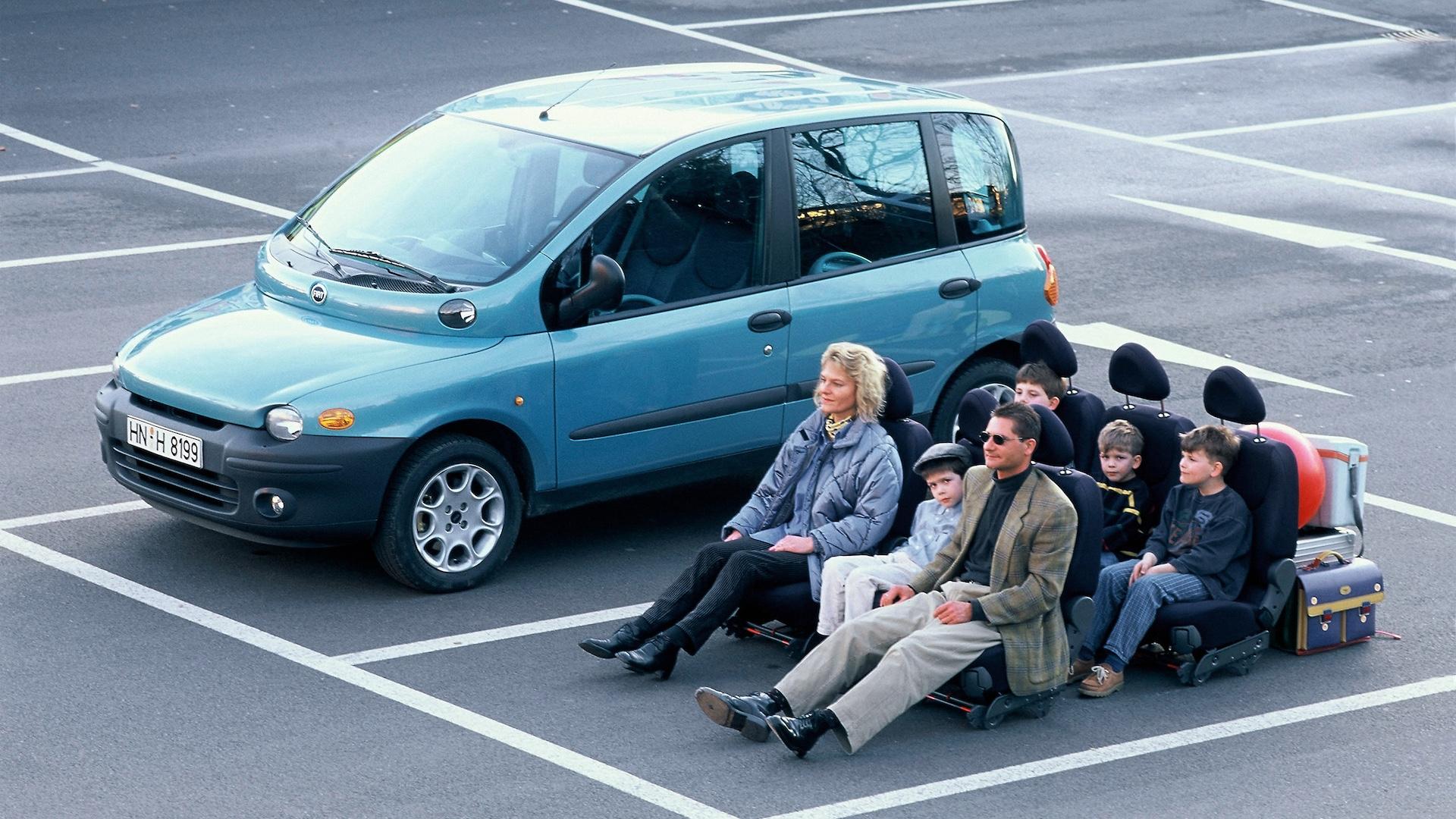 Fiat Multipla (186) blauw (1998) zijkant blauw met de mensen en inhoud ernaast