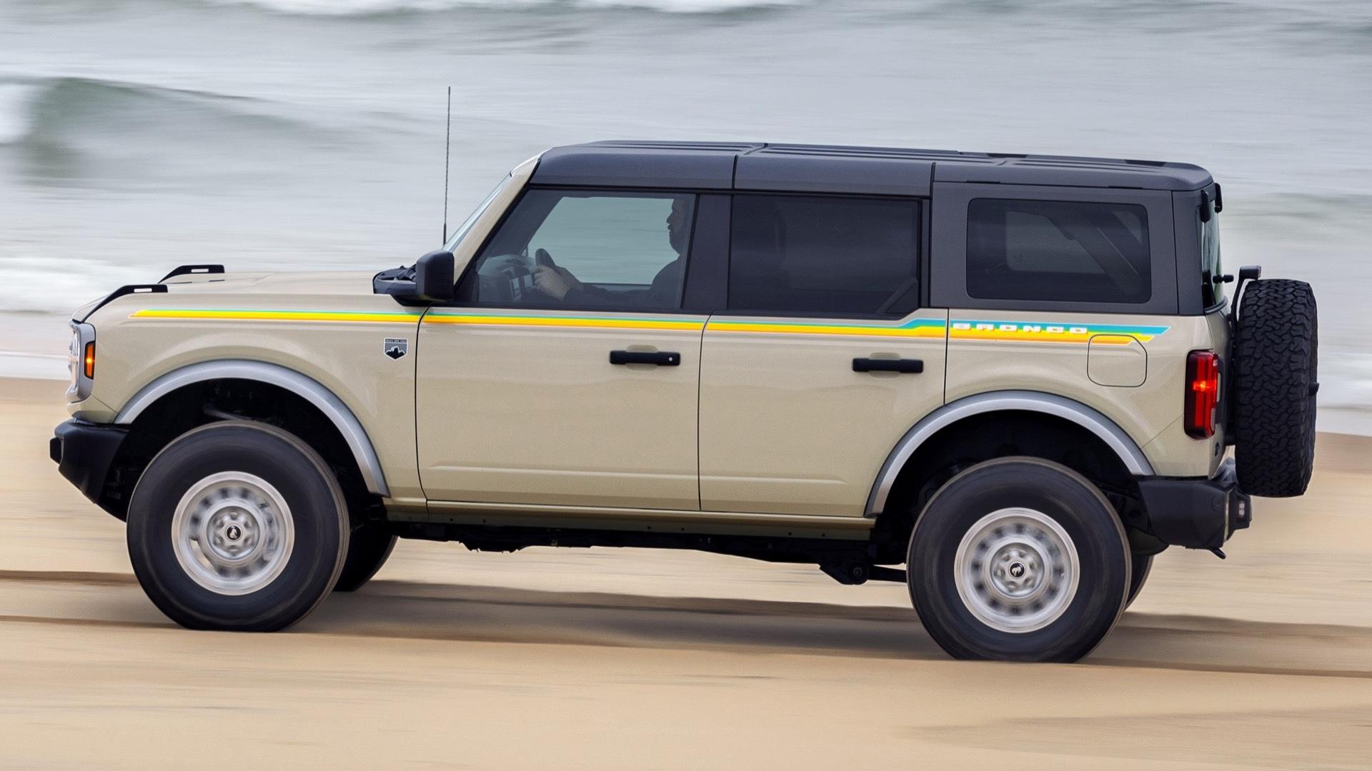 Ford Bronco Coastal Package beige (2025) zijkant rijdend langs strand
