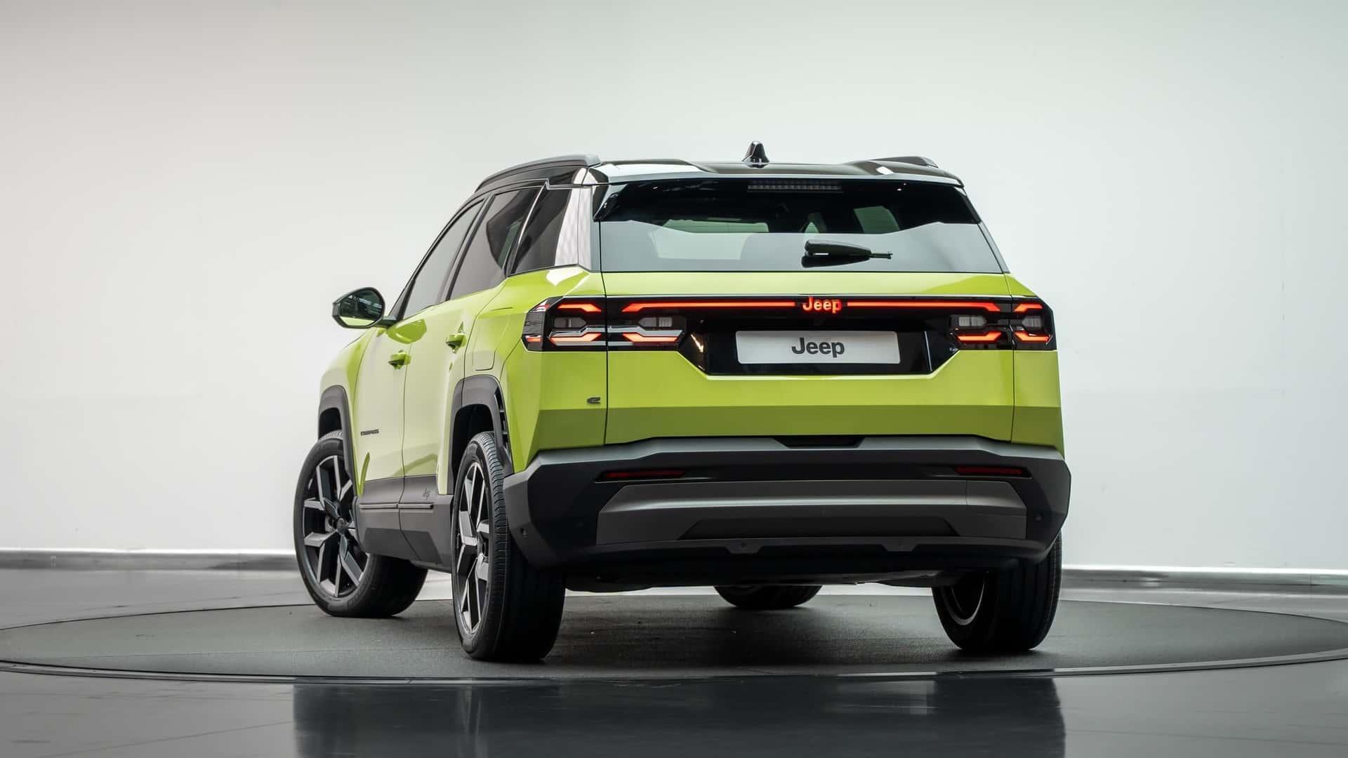Jeep Compass gifgroen (2025) zijkant links achter schuin