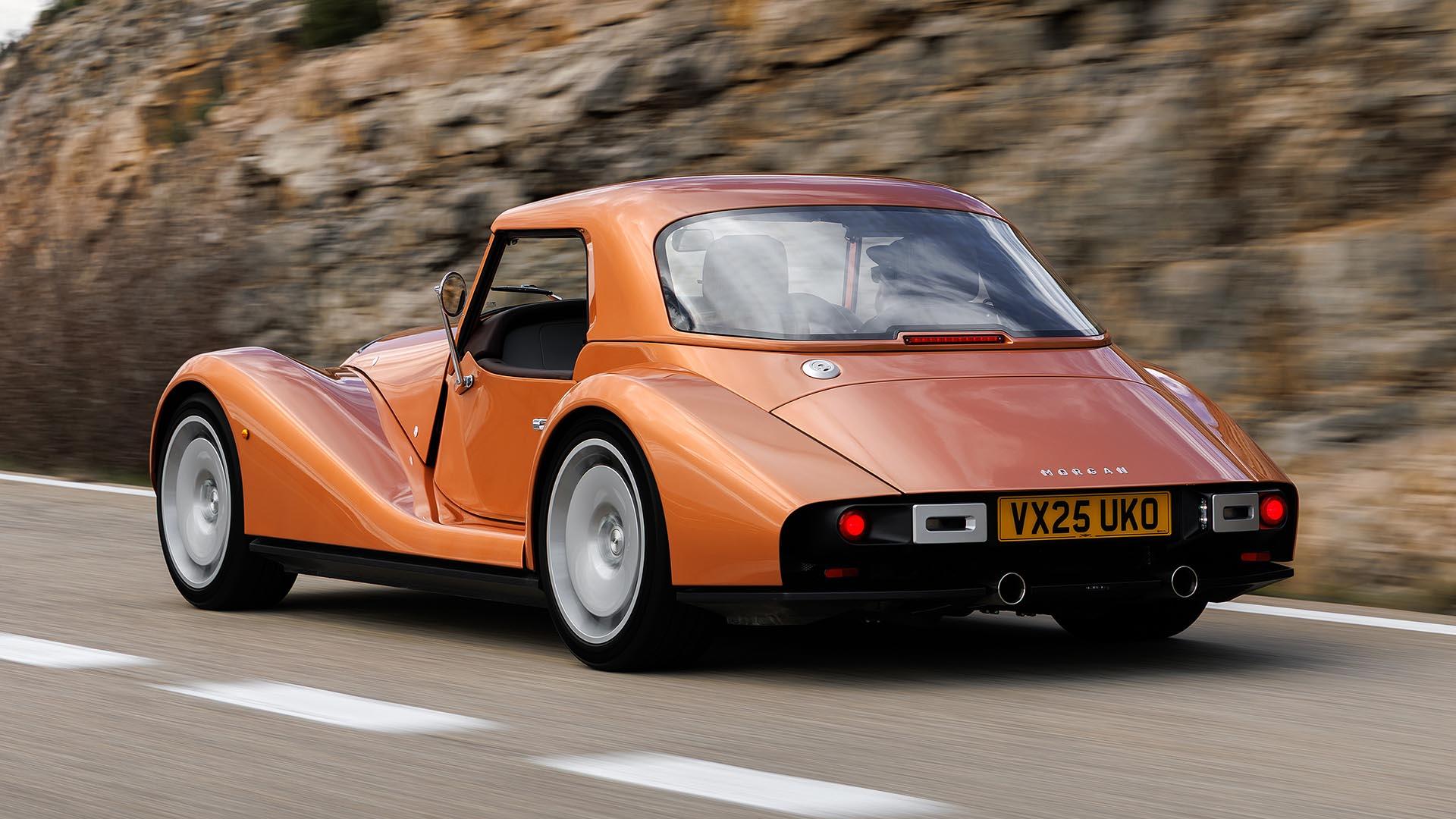 Morgan Supersport brons (2025) zijkant links rijdend achterr schuin