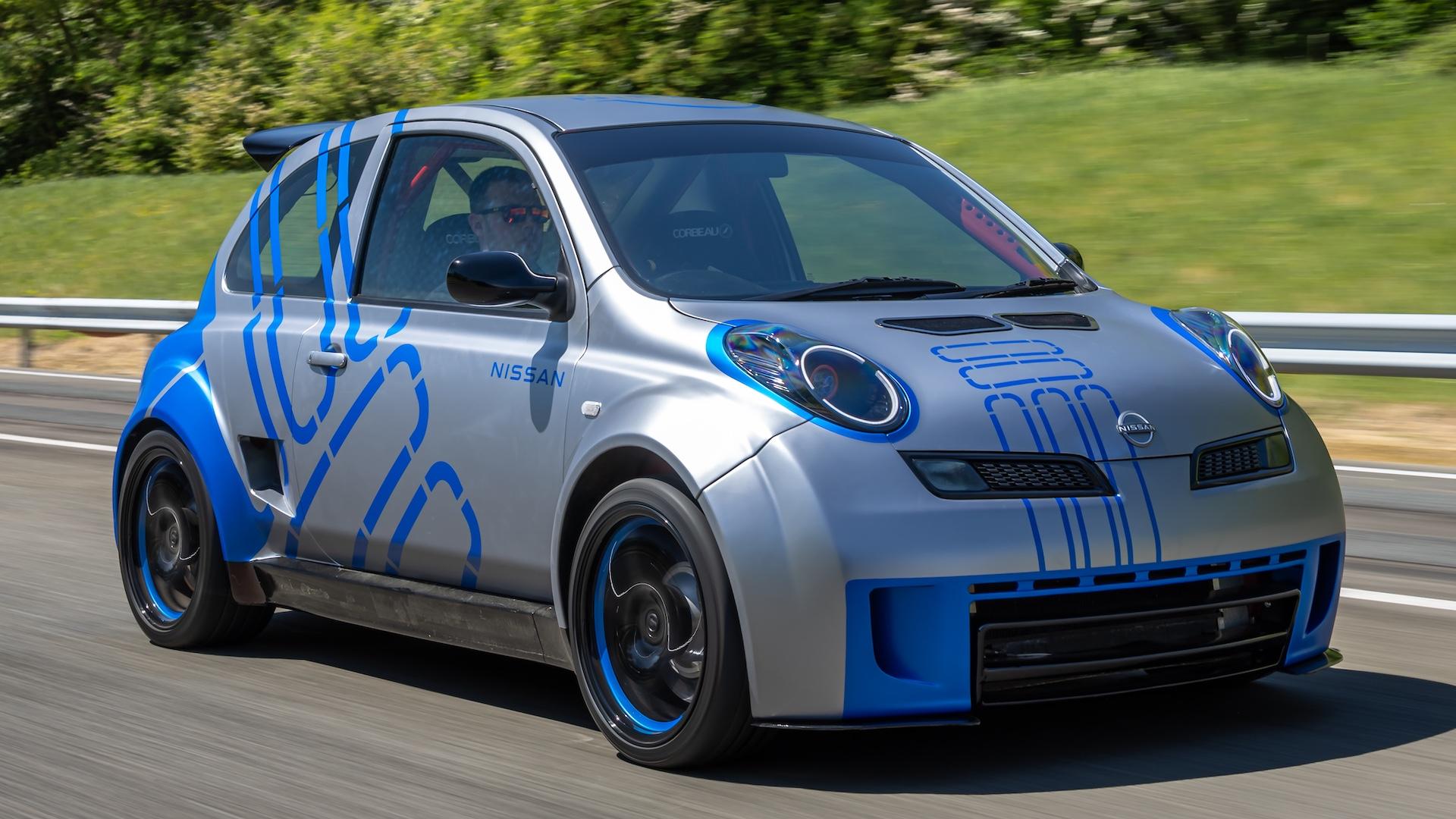 Nissan Micra 350SR restomod (K12) concept grijs (2025) voorzijde schuin rechtsvoor laag zon