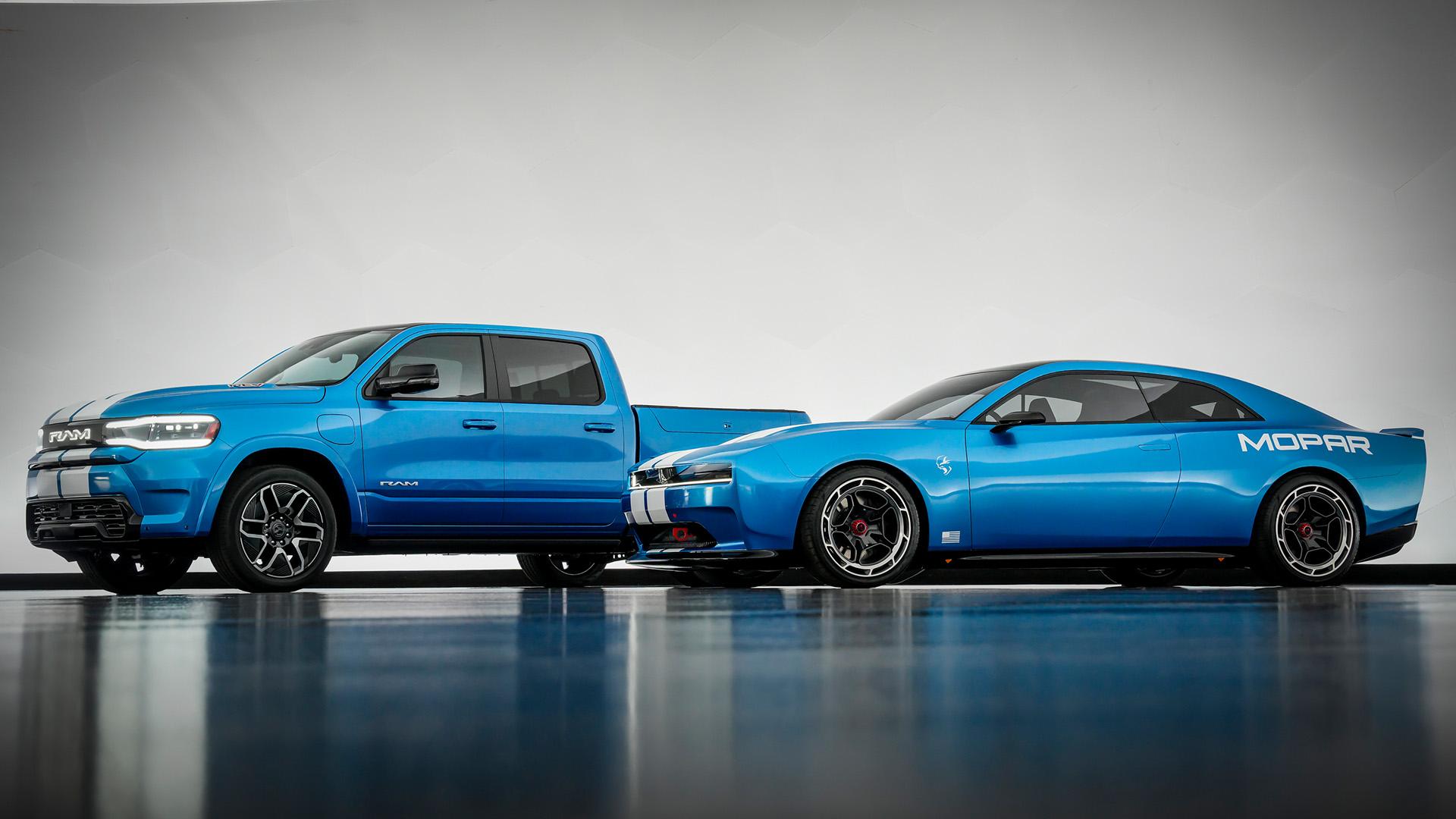 RAM 1500 EV en Dodge Charger EV blauw naast elkaar