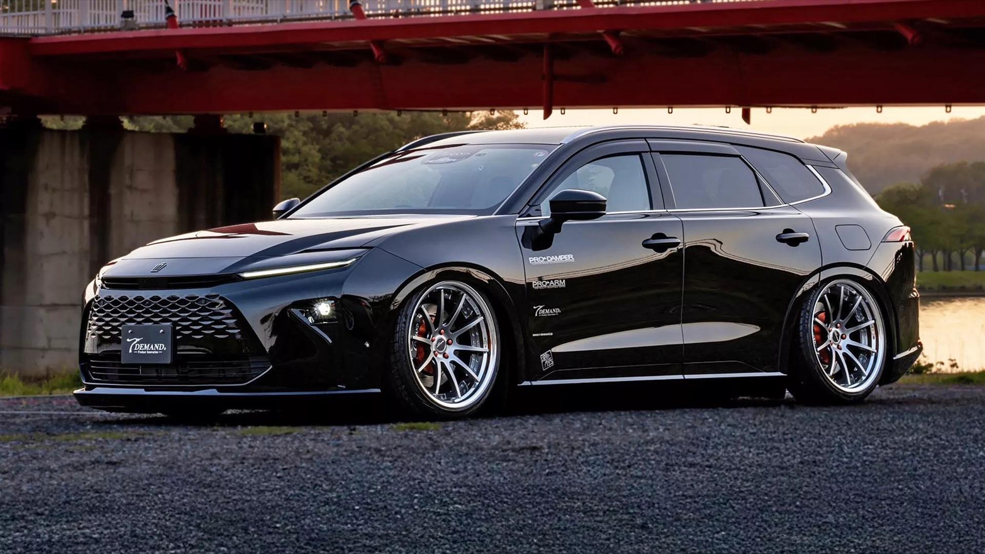 Toyota Crown Estate T-Demand zwart (2025) zijkant links schuin voor stilstaand