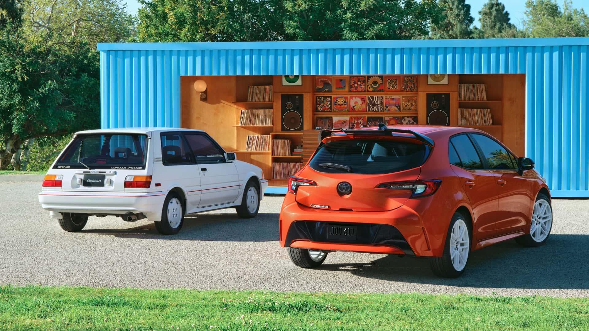 Toyota Corolla FX Edition oranje (2025) naast het origineel links schuin achter