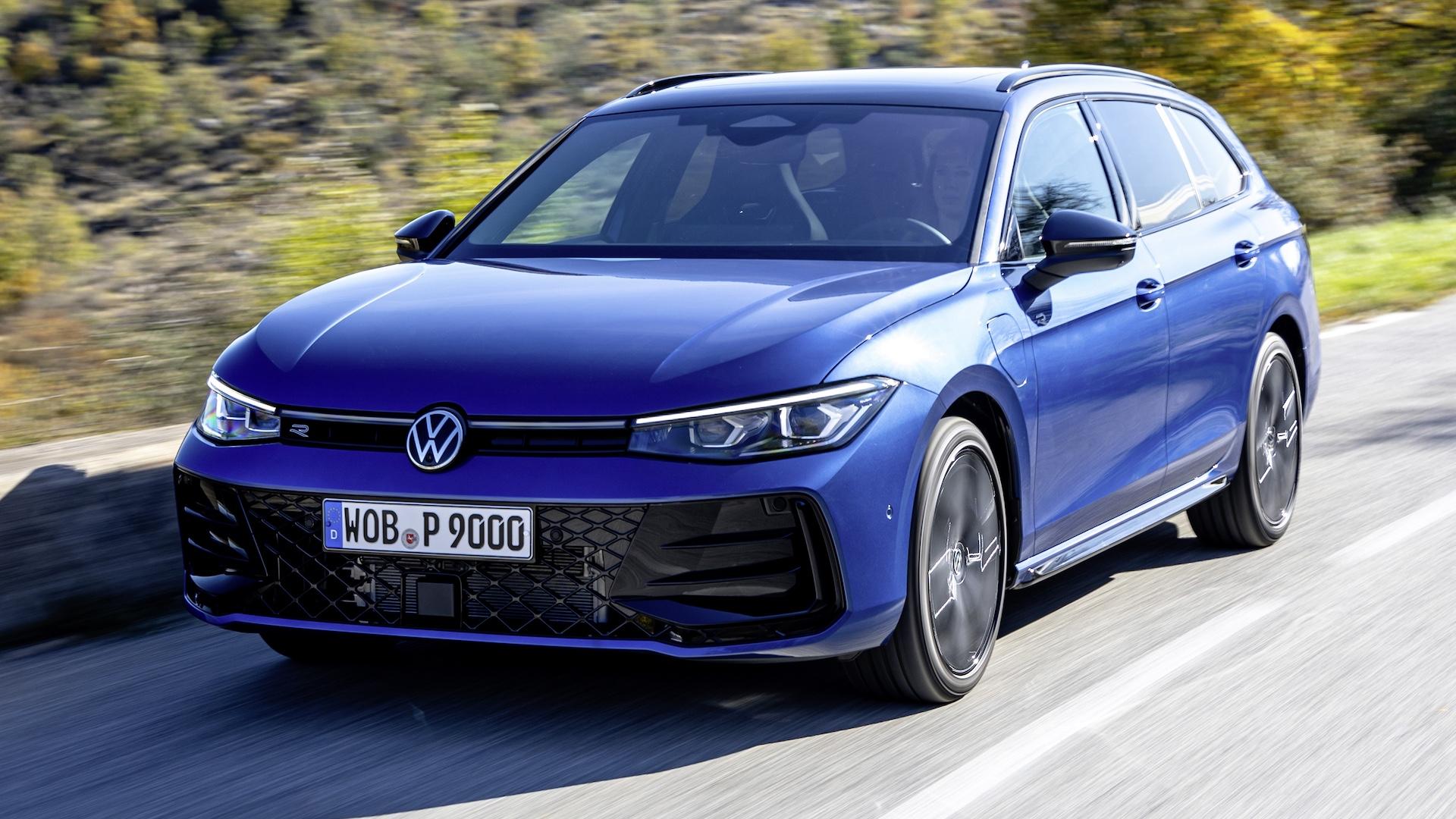 Volkswagen Passat R-Line blauw (2025) zijkant links schuin voor rijdend