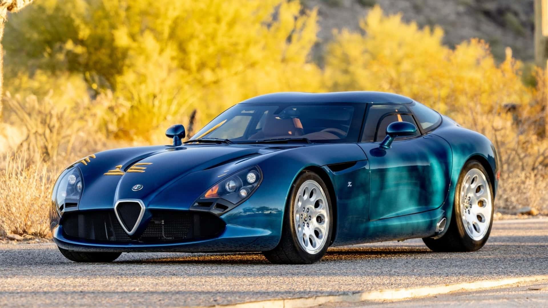 Alfa Romeo TZ3 Stradale groen (2010) zijkant links schuin voor