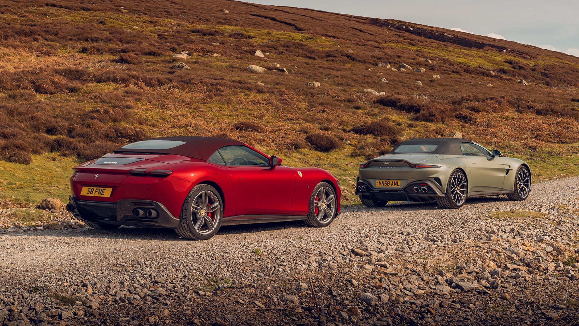Aston Martin Vantage Roadster grijs & Ferrari Roma Spider rood zijkant achter rechts schuin
