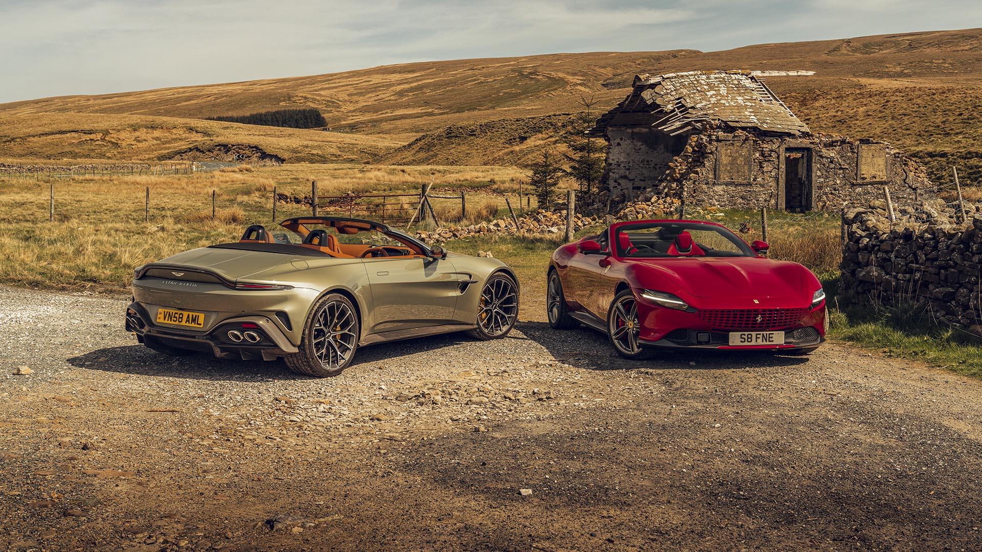 Aston Martin Vantage Roadster grijs & Ferrari Roma Spider rood zijkant achter