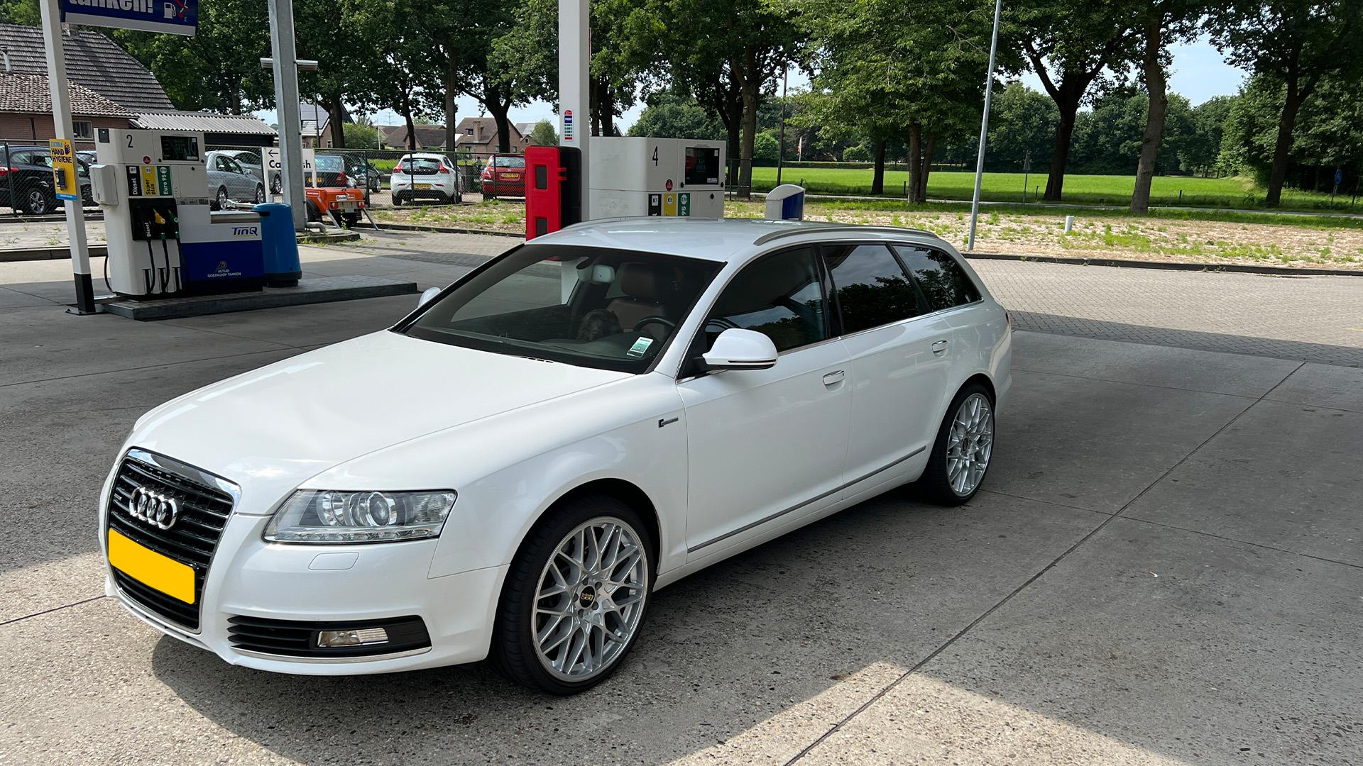 Audi A6 Avant 3.0T quattro (C6) wit (2009) zijkant links schuin voor Tinq tankstation goedkoop tanken in Nederland