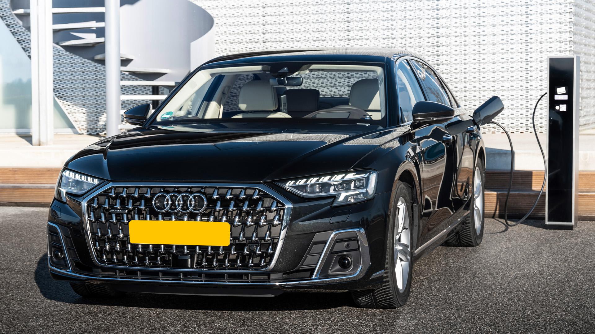 Audi A8 L (D5) zwart (2025) zijkant links schuin voor auto van de koning