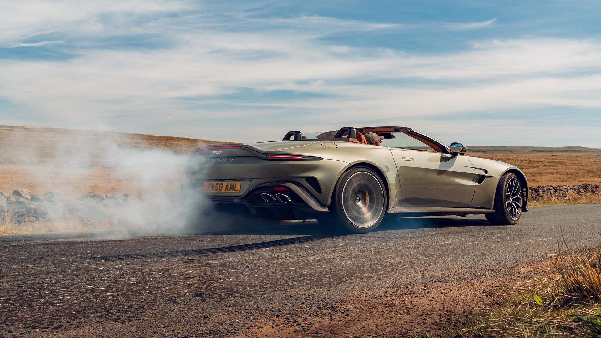 Aston Martin Vantage Roadster grijs burnout