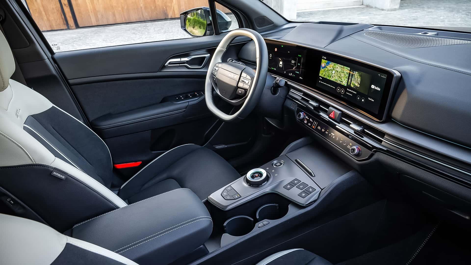 Kia Sportage GT Line grijs (2025) interieur dashboard zijkant