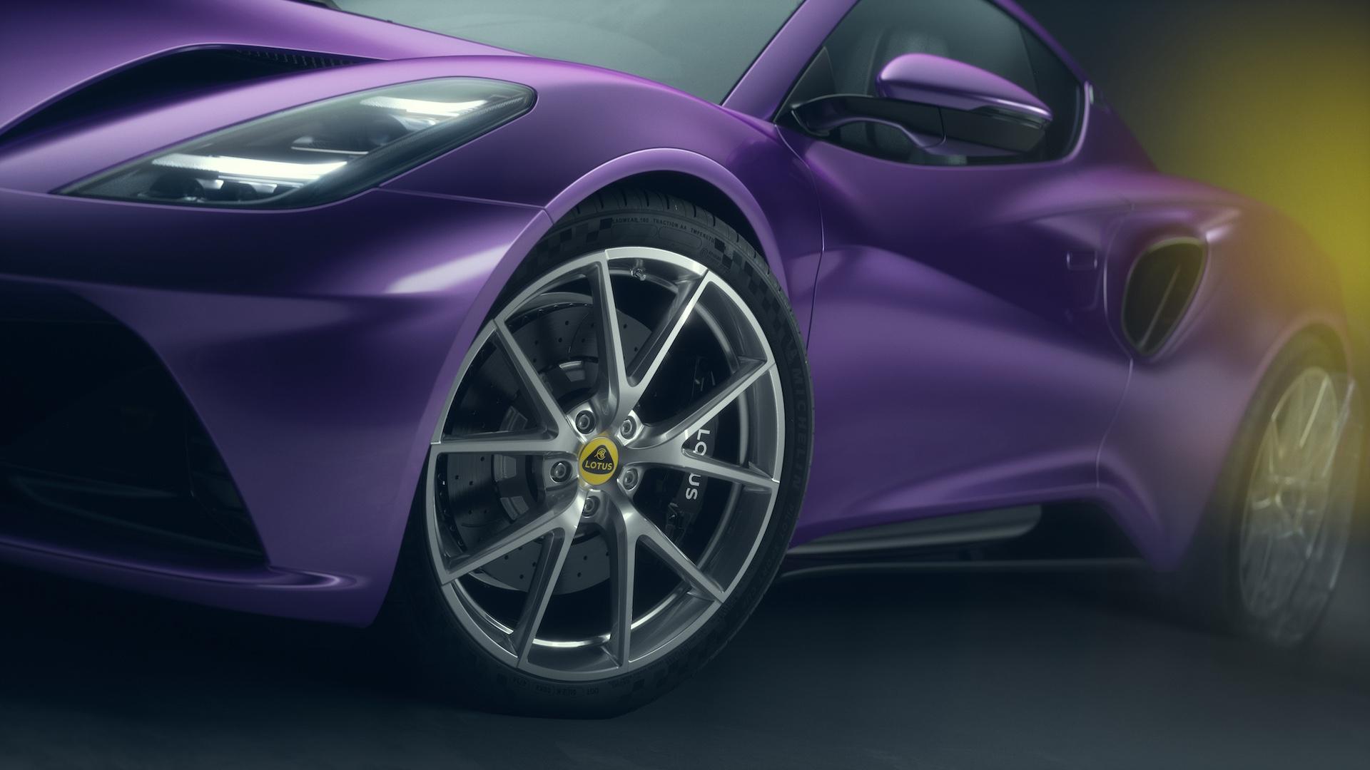 Lotus Emira Turbo SE Paars (2025) zijkant links schuin voor