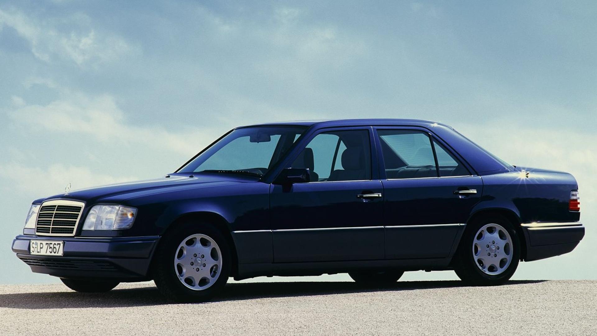 Mercedes E 300 Turbo Diesel (W124) blauw zijkant links schuin voor