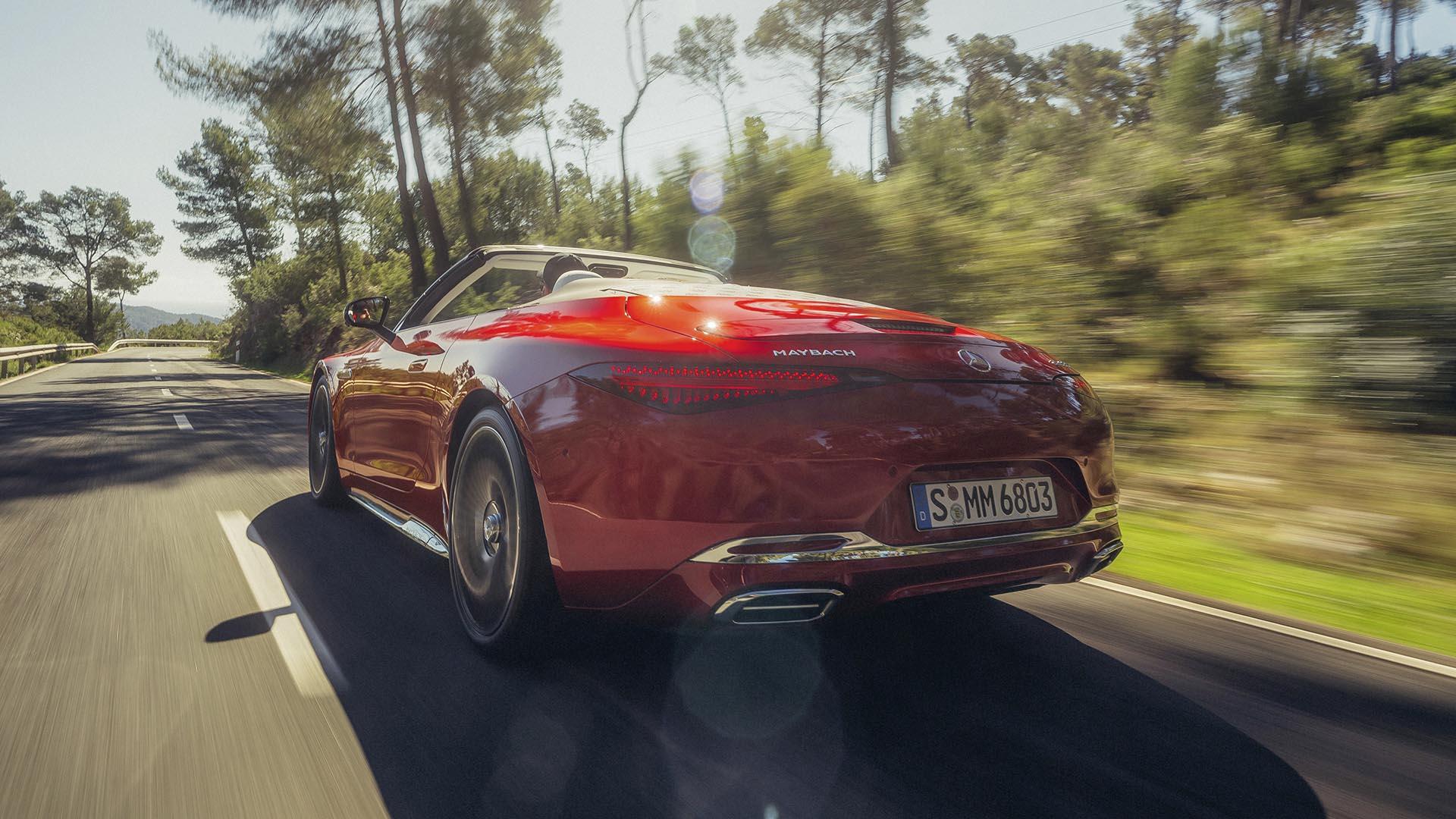 Mercedes-Maybach SL 680 Monogram Series (R232) rood (2025) zijkant linksachter schuin rijdend