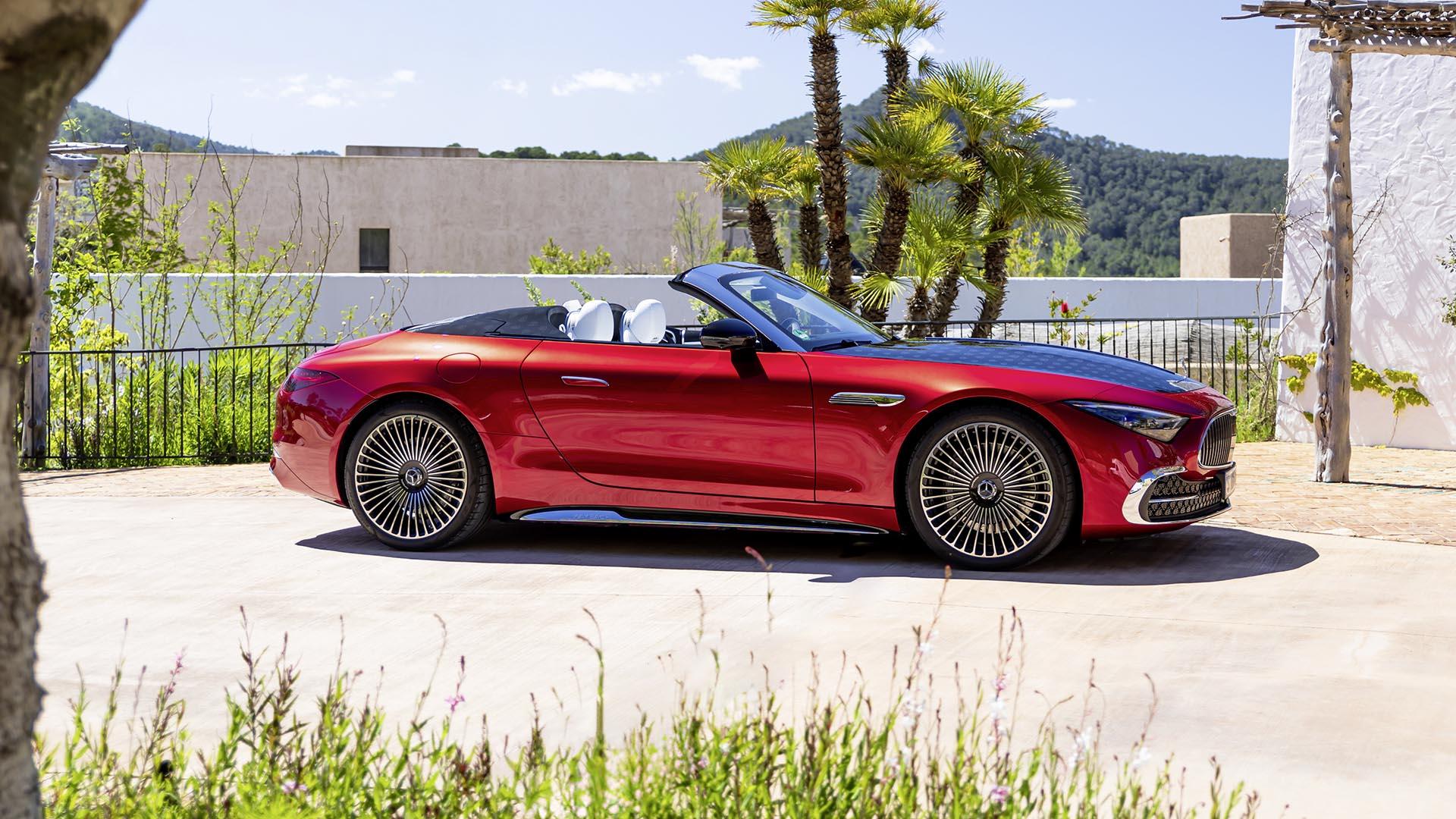 Mercedes Maybach SL 680 Monogram Series (R232) rood (2025) rechts schuin voor dak omlaag zijkant