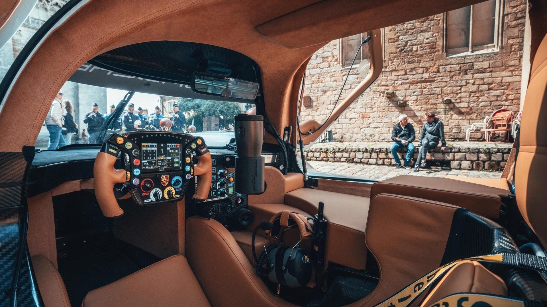 Porsche 963 RSP grijs (2025) interieur met bruin leer