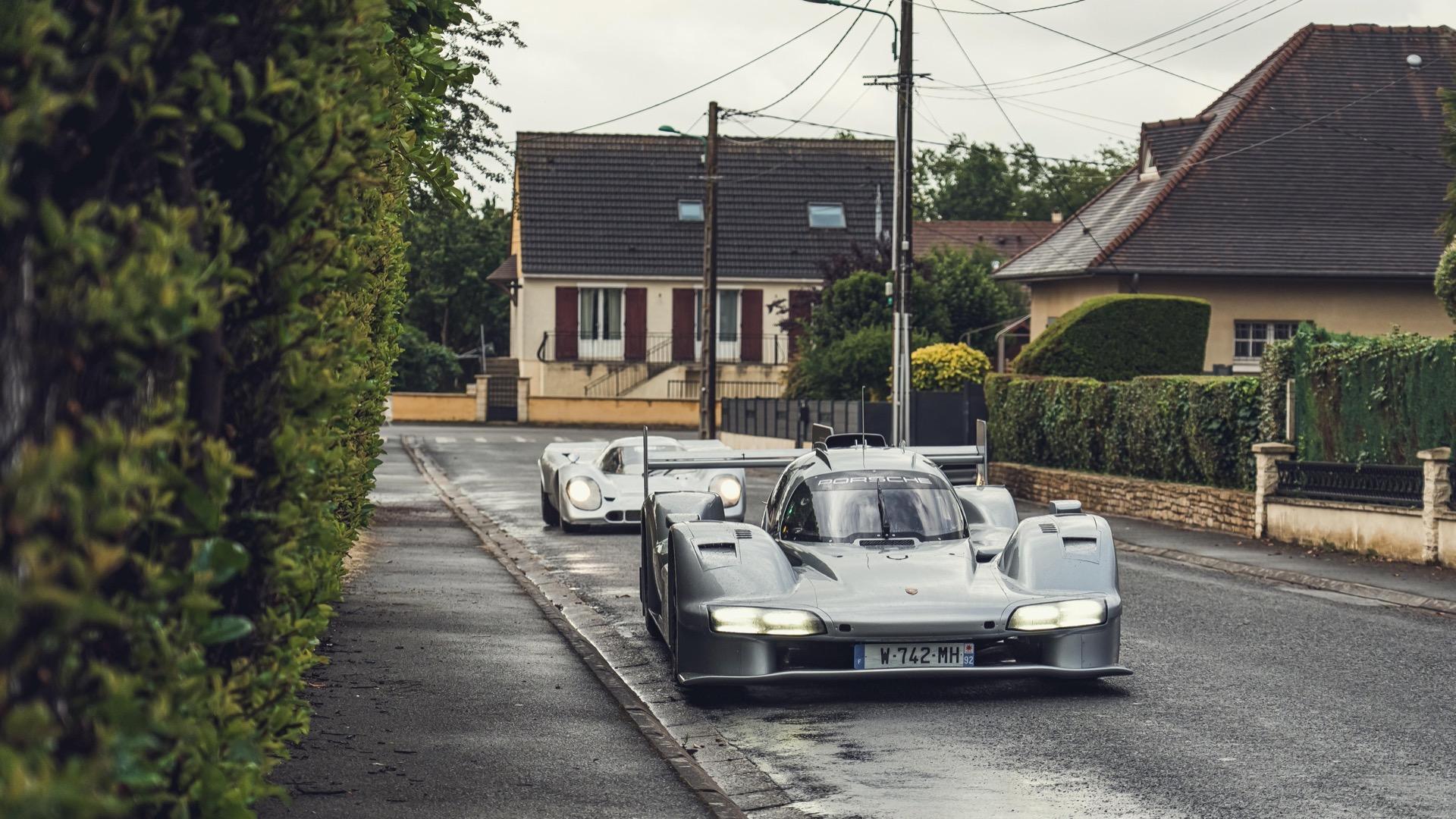 Porsche 963 RSP grijs (2025) voorkant rijdend door straat