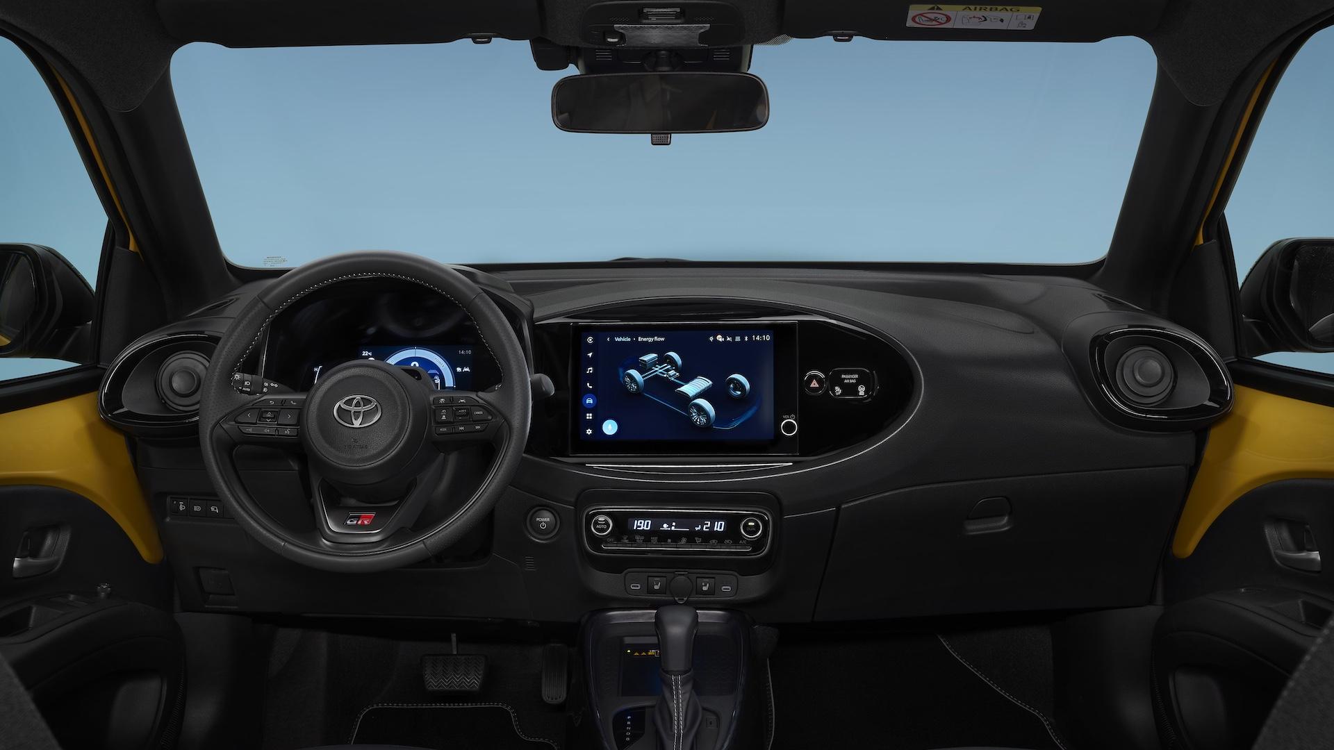 Toyot Aygo X hybrid GR Sport two tone goud zwart (2025) interieur
