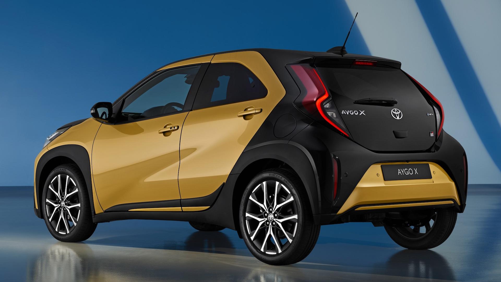 Toyot Aygo X hybrid GR Sport two tone goud zwart (2025) zijkant links schuin achter