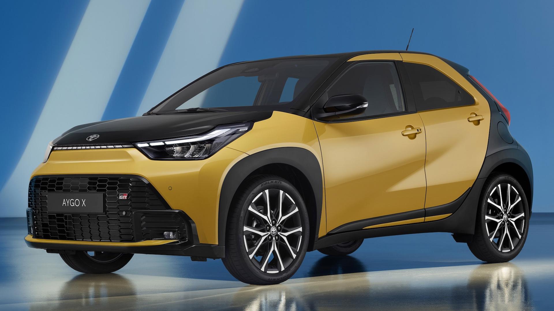 Toyot Aygo X hybrid GR Sport two tone goud zwart (2025) zijkant links schuin voor