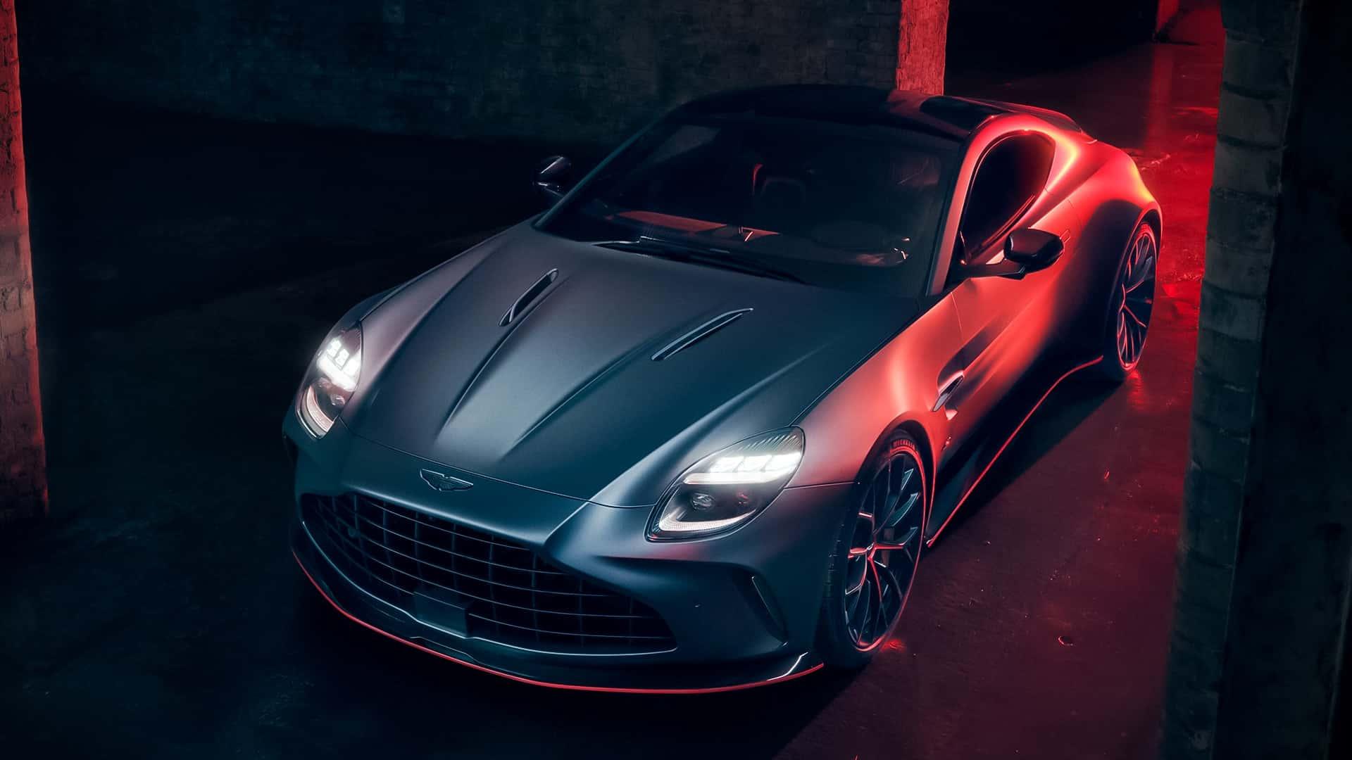 Aston Martin V8 Vantage S grijs (2025) zijkant links schuin voor hoog