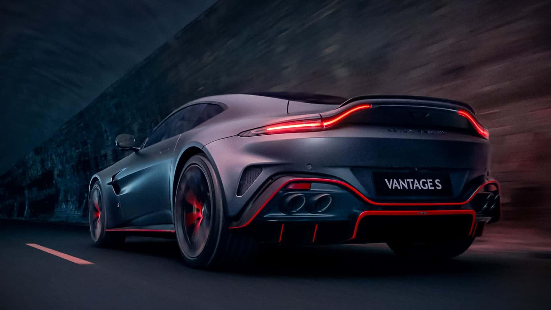 Aston Martin V8 Vantage S grijs (2025) zijkant links schuin achter rijdend