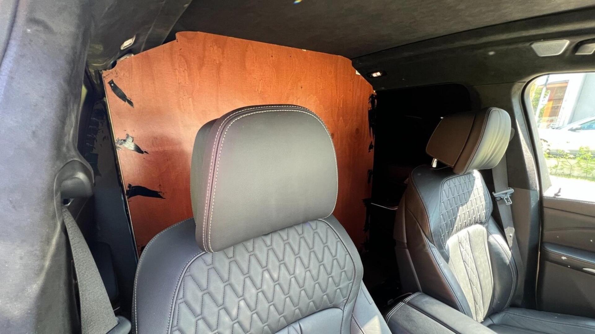 BMW X7 M50d grijs kenteken beige (G07) interieur tussenschot links