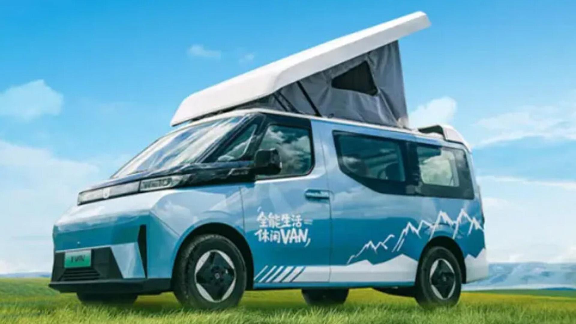 Farizon X-Van camper blauw (2025) zijkant links schuin voor dak omhoog