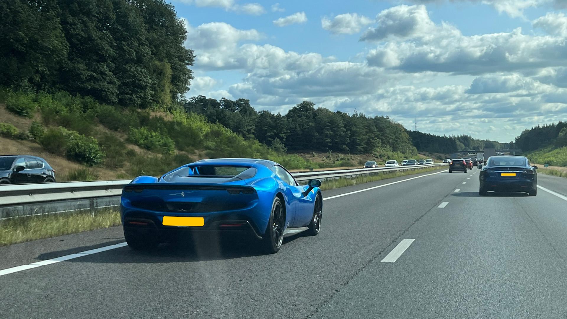 Ferrari op de snelweg in Gelderland