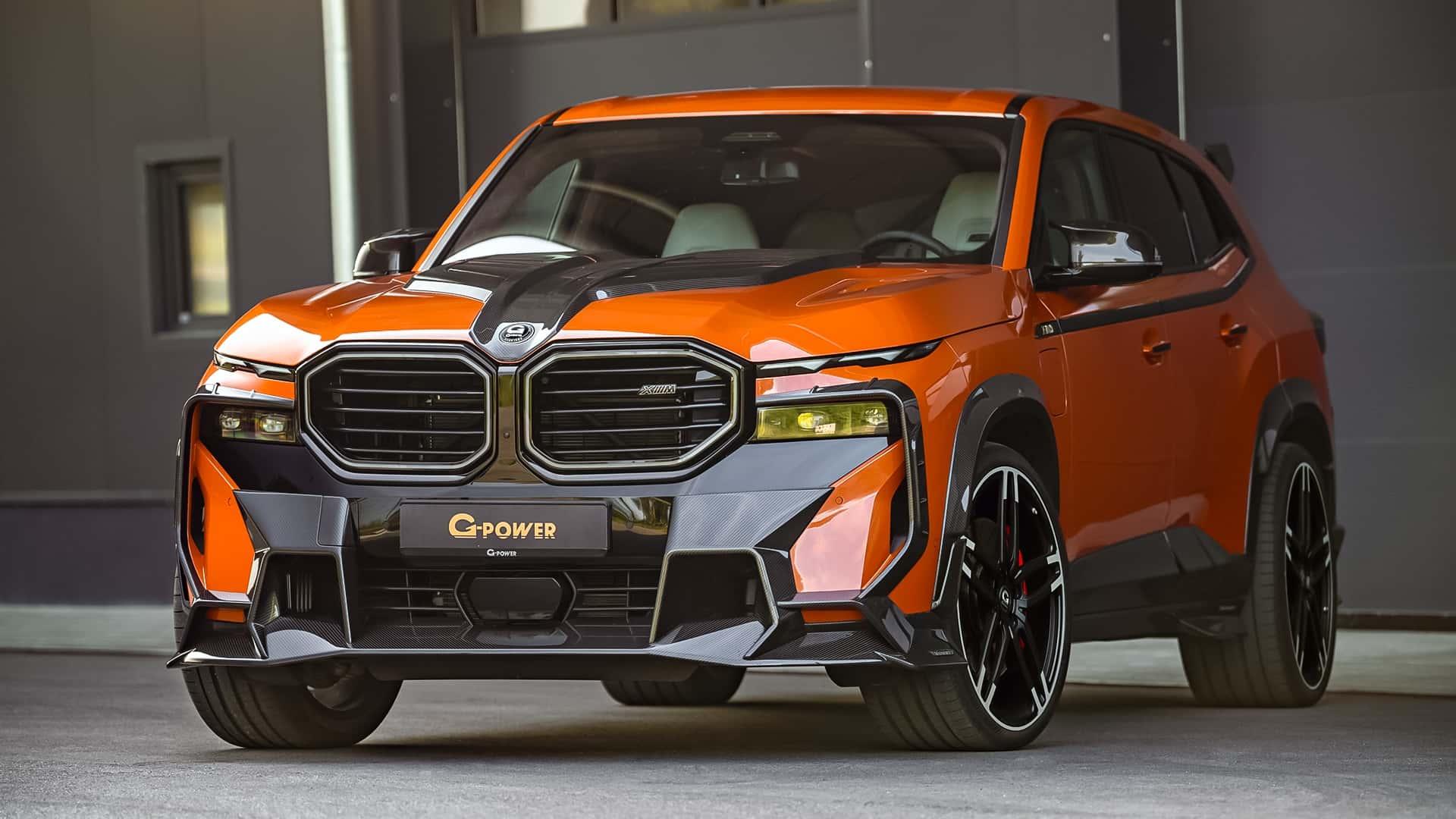 G-Power BMW XM (G09) oranje (2025) zijkant links schuin voor