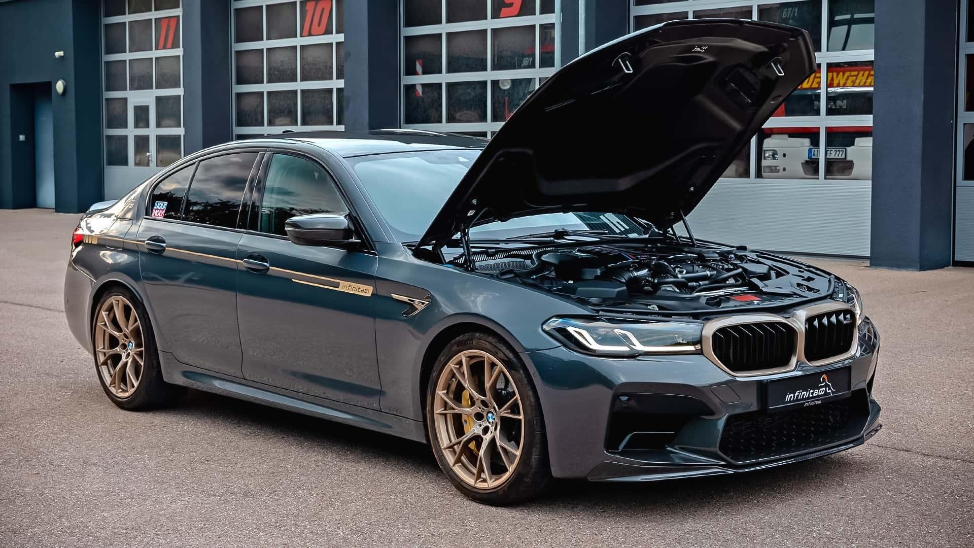 BMW M5 CS Infinitas (F90) groen (2025) zijkant rechts schuin voor motorkap open