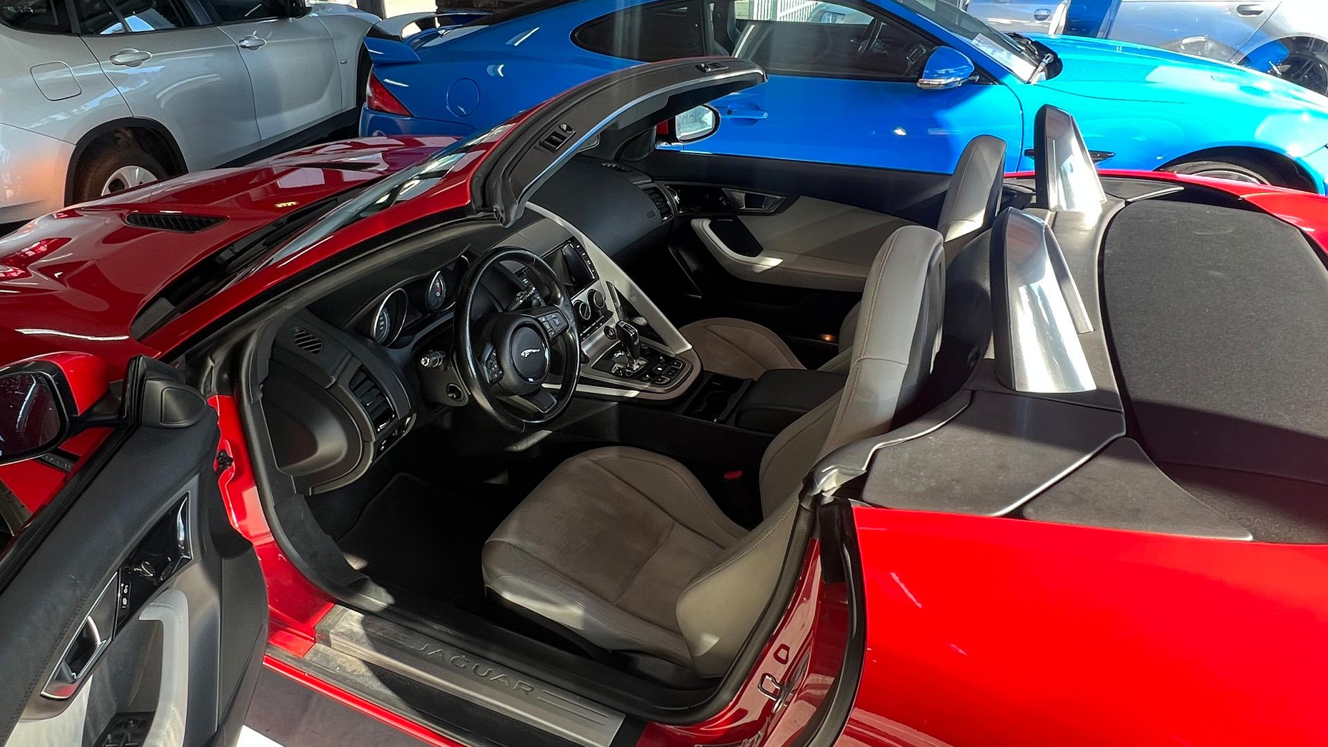 Jaguar F-Type (rood) en XK-RS (blauw) in showroom
