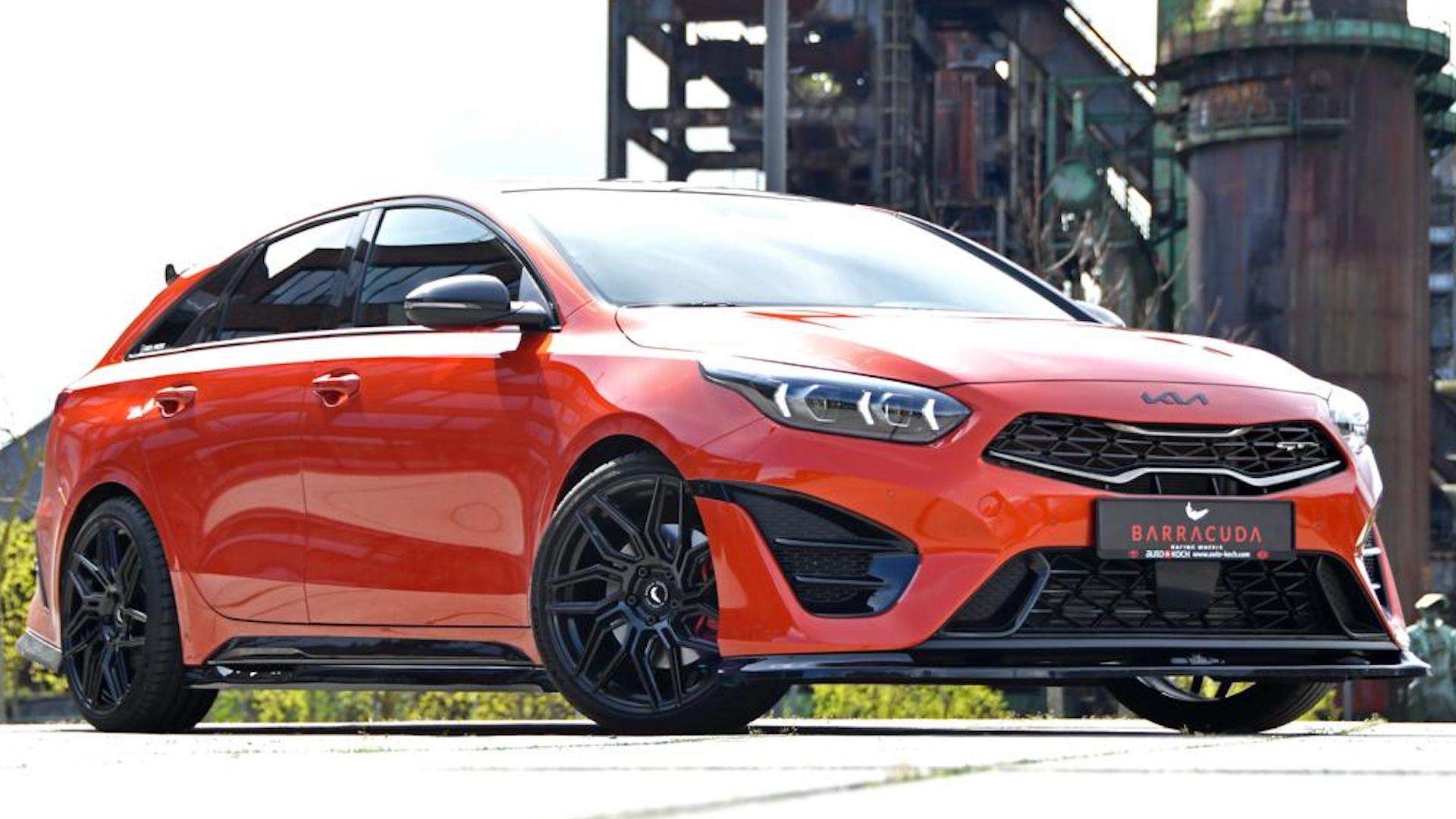 Koch Racing Kia Proceed GT oranje (2025) zijkant rechts voor schuin