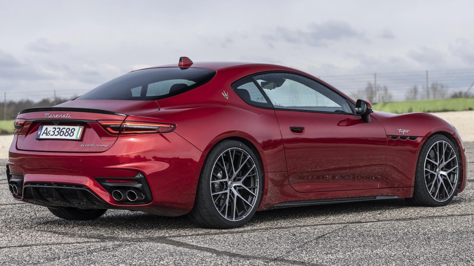 Maserati GranTurismo Trofeo rood (2025) zijkant rechtsachter schuin
