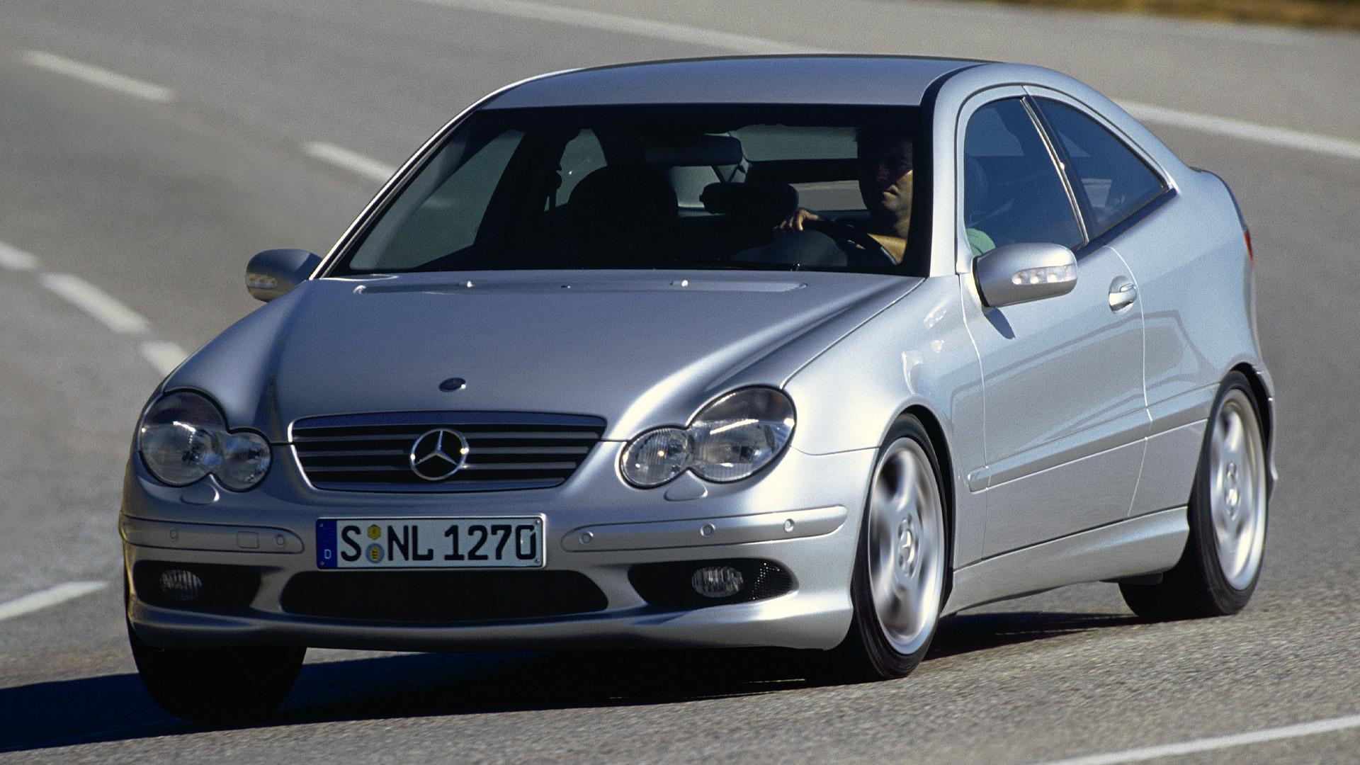 Mercedes C 30 CDI AMG Sportcoupe (C203) grijs (2002) zijkant recht schuin rijdend door bocht
