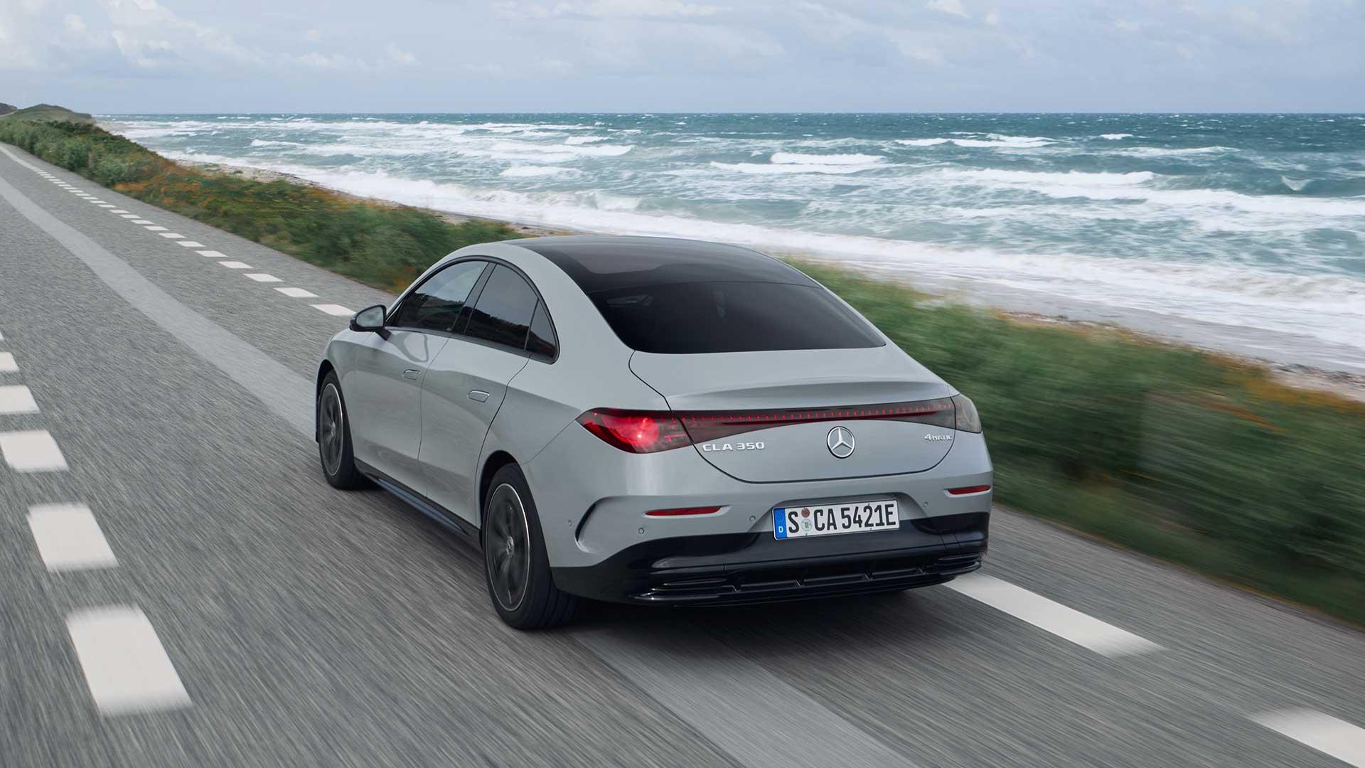 Mercedes CLA 350 4Matic rijdend linksachter