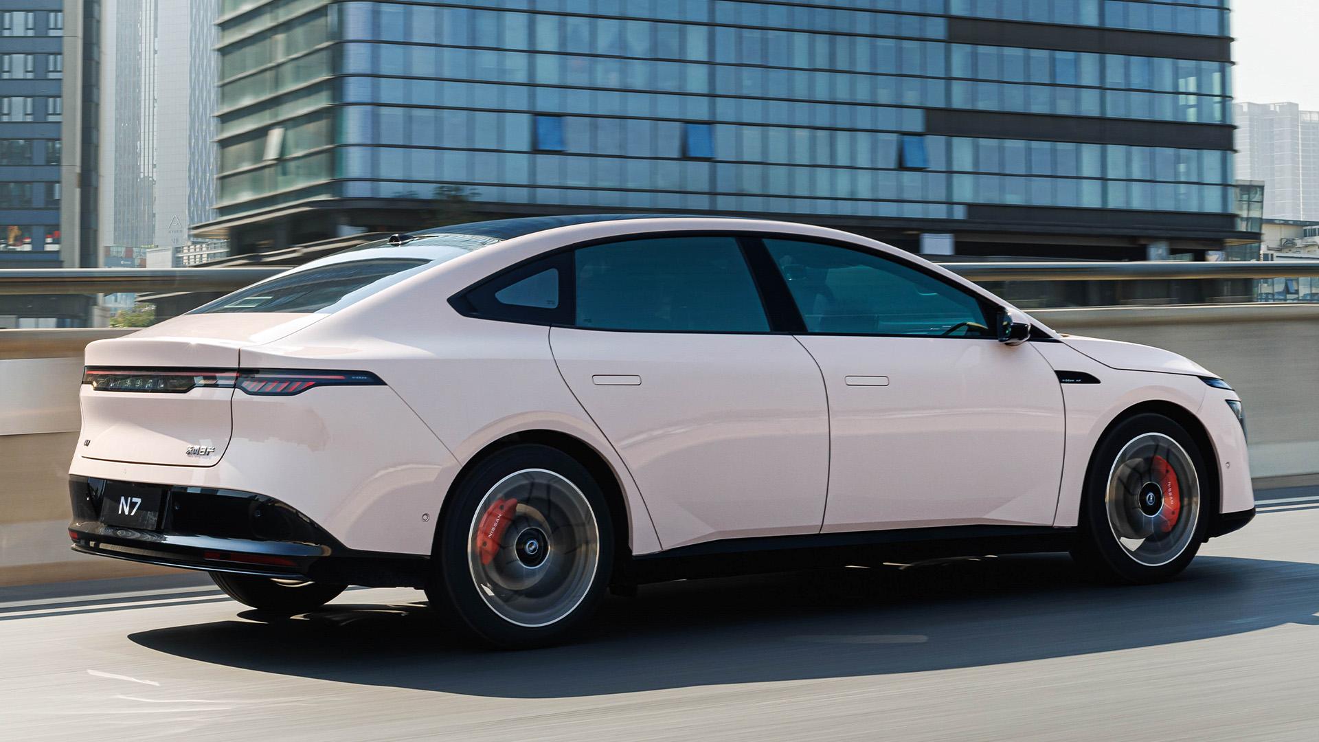 Nissan N7 wit (2025) zijkant links schuin achter