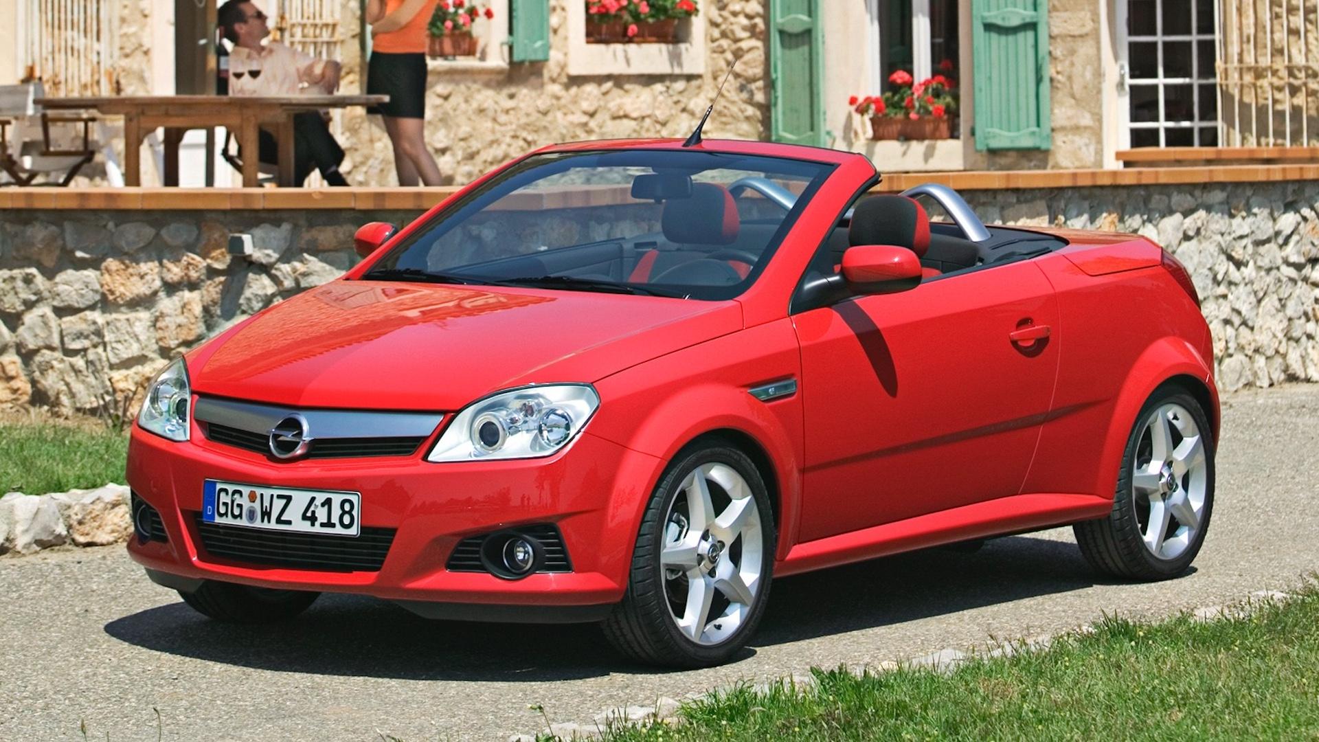 Opel Tigra TwinTop rood (2004) links schuin voor