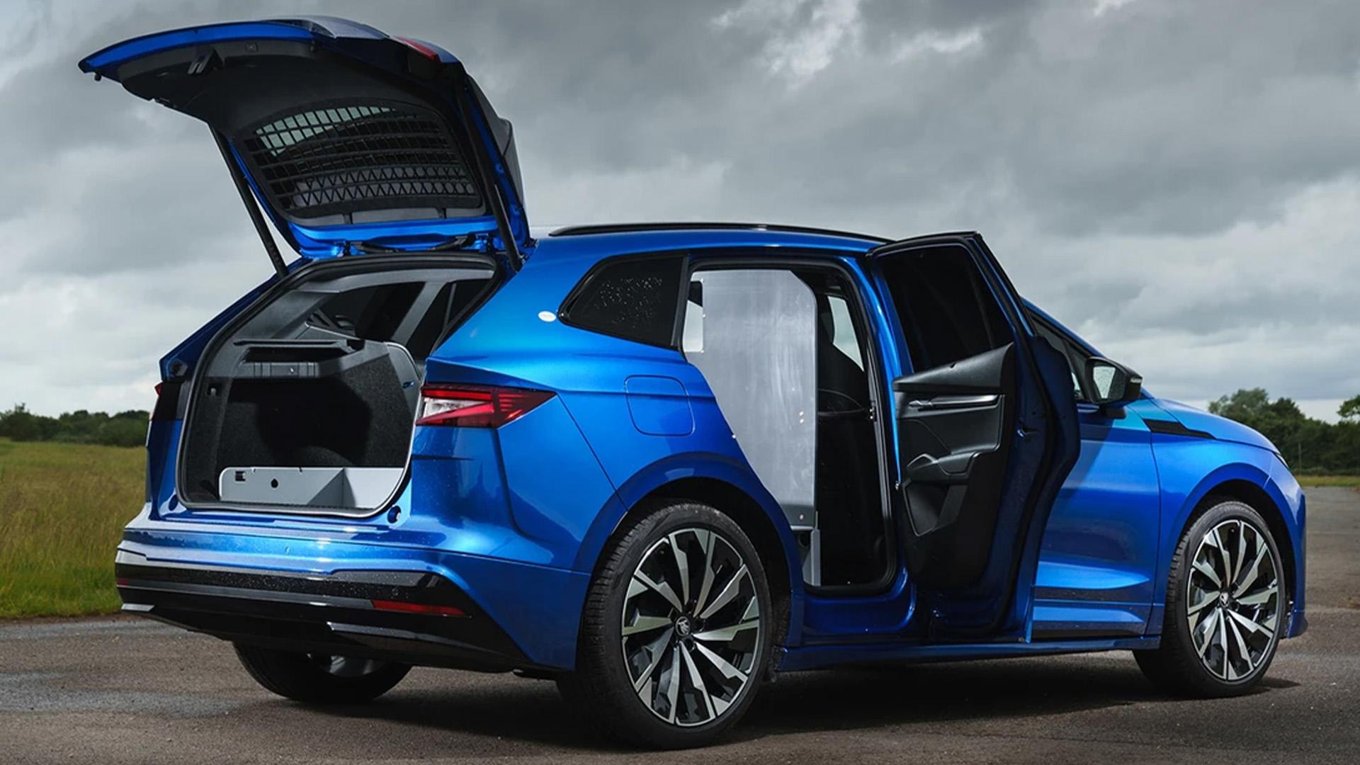 Skoda Enyaq Cargo blauw (2024) zijkant rechts schuin achter dueren open