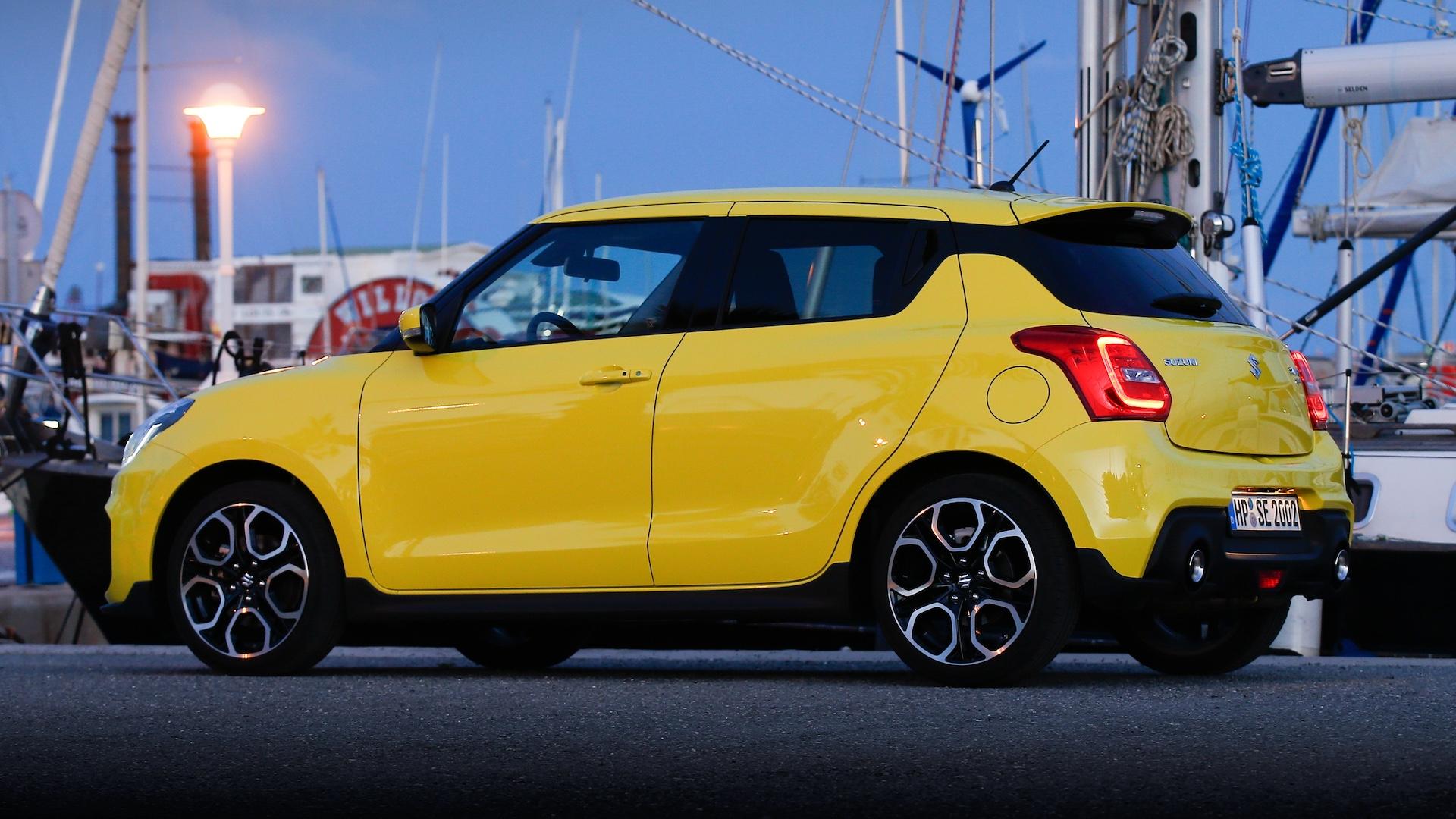 Suzuki Swift Sport geel (2018) zijkant links achter schuin